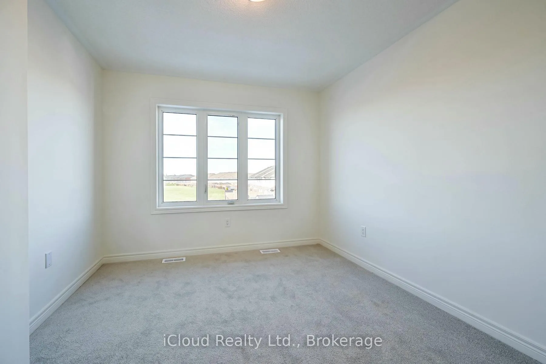 Photo 24 of 111 Picardy Drive, Hamilton, Stoney Creek — HOMEH