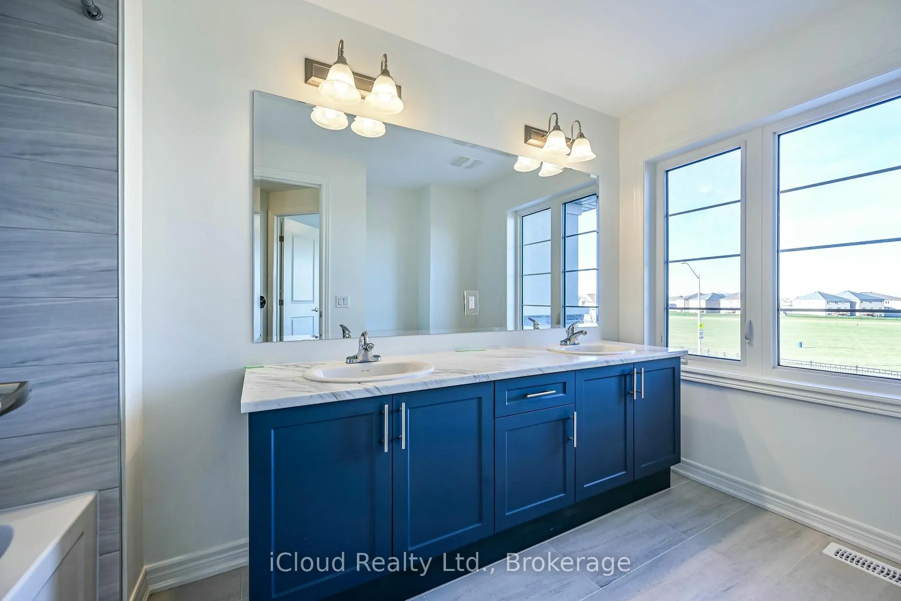Photo 26 of 111 Picardy Drive, Hamilton, Stoney Creek — HOMEH