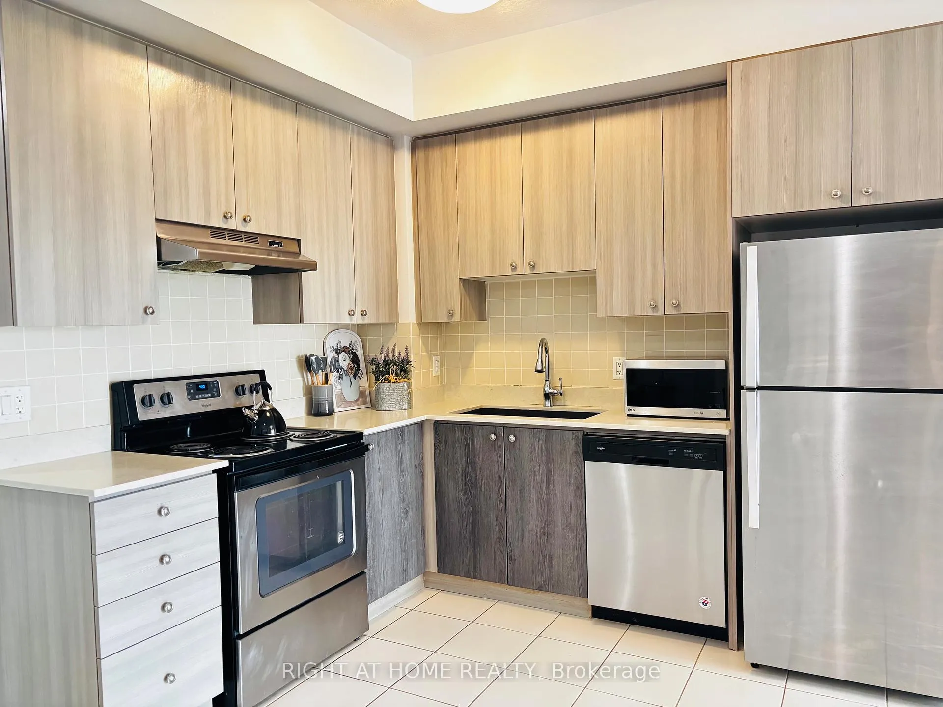 Photo 5 of Unit 518, 2486 Old Bronte Road, Oakville, Westmount — HOMEH