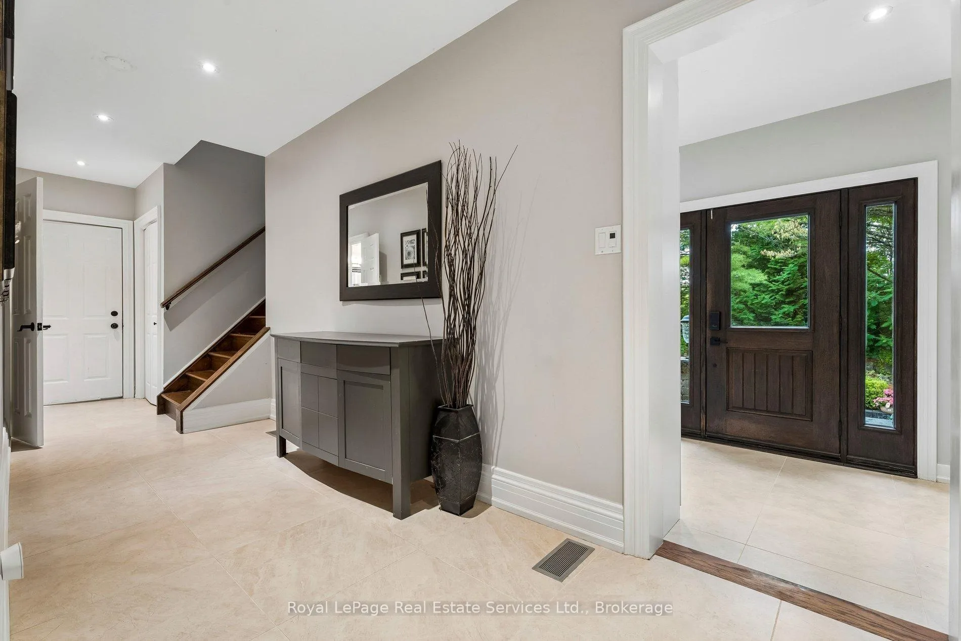 Photo 8 of 1 Stonebury Place, Hamilton, Rural Flamborough — HOMEH