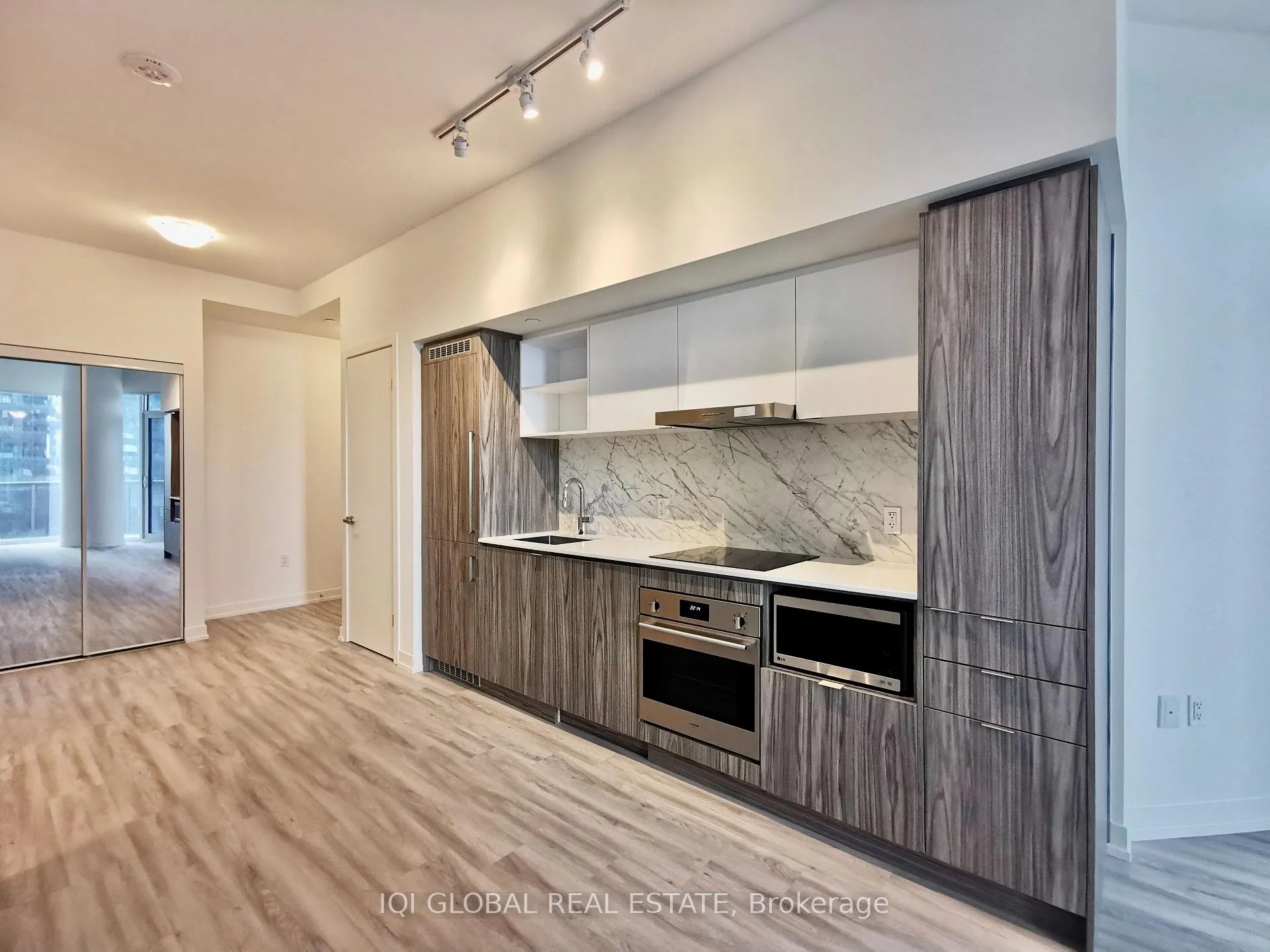 Photo 10 of Unit 1507, 55 Cooper Street, Toronto, Waterfront Communities — HOMEH