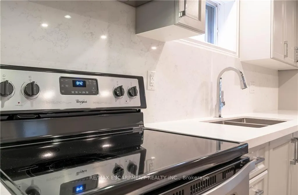 Photo 3 of Unit 2, 347 Clifton Downs, Hamilton, Gilbert — HOMEH
