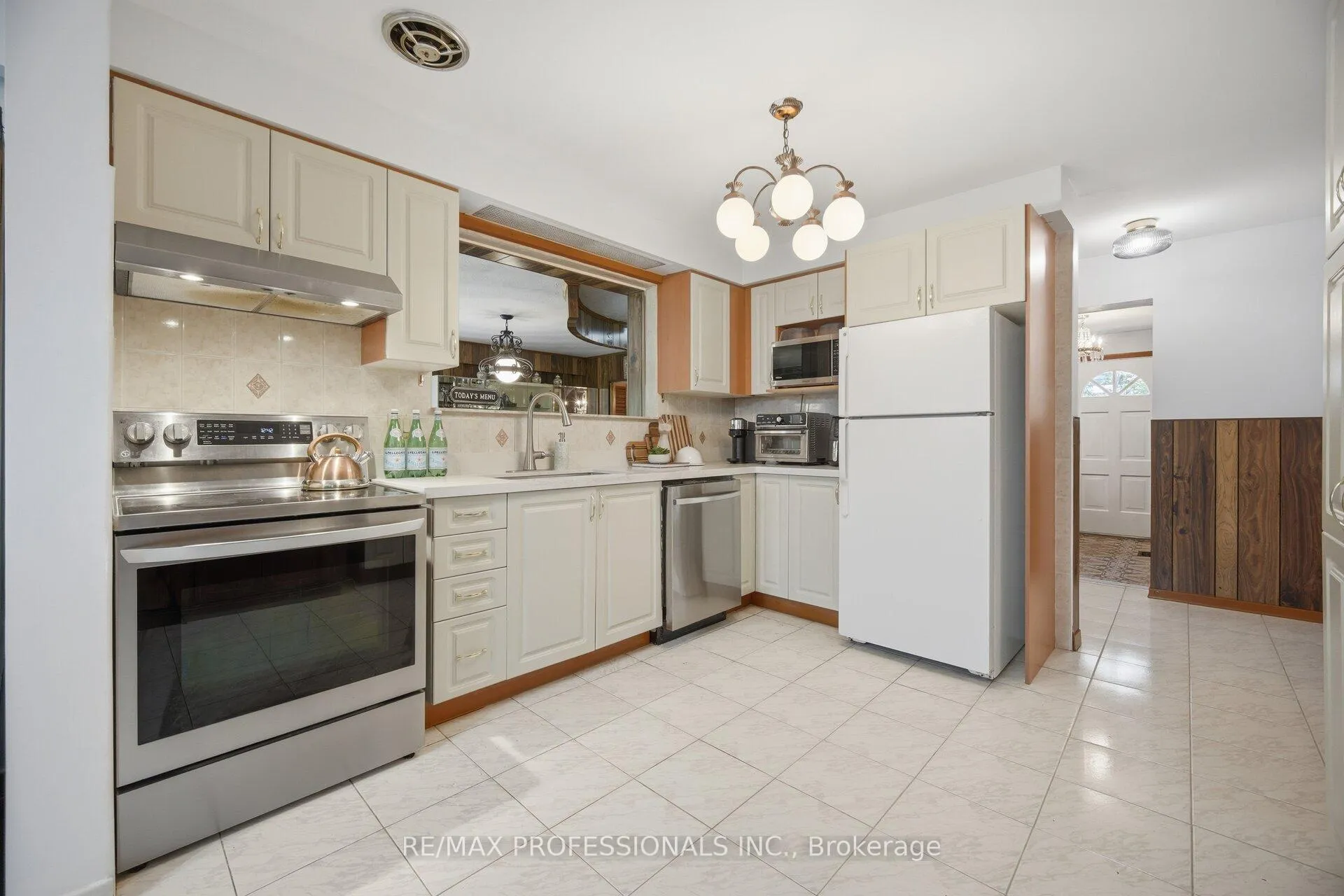 Photo 9 of 74 Ringway Crescent, Etobicoke, Elms-Old Rexdale — HOMEH