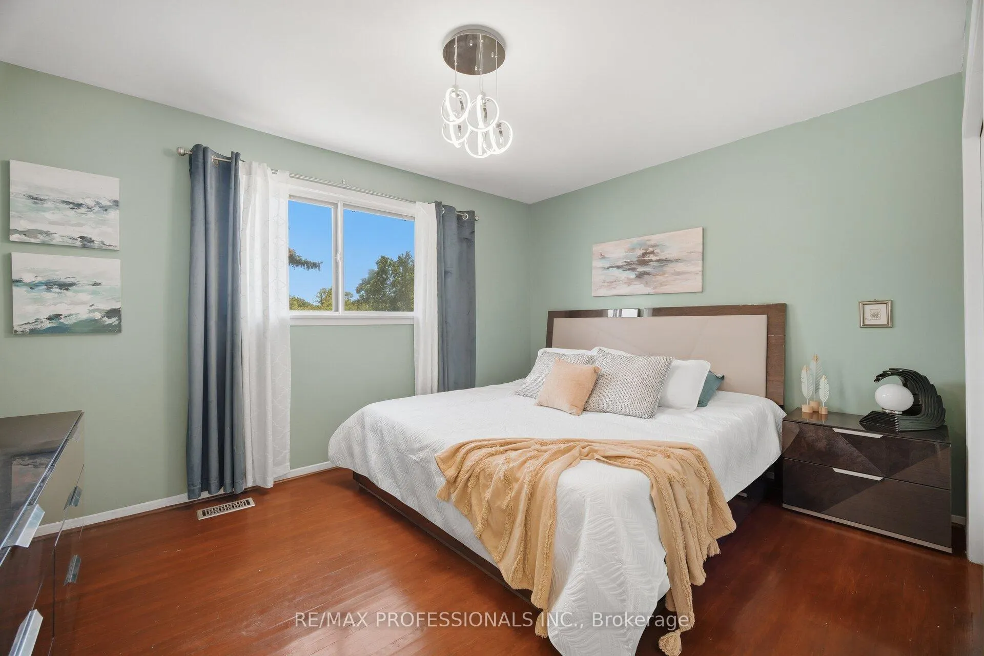 Photo 19 of 74 Ringway Crescent, Etobicoke, Elms-Old Rexdale — HOMEH