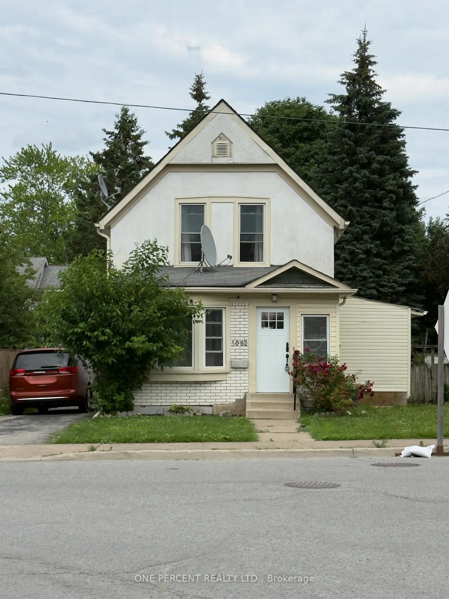 Front of 5082 Saint Lawrence Avenue