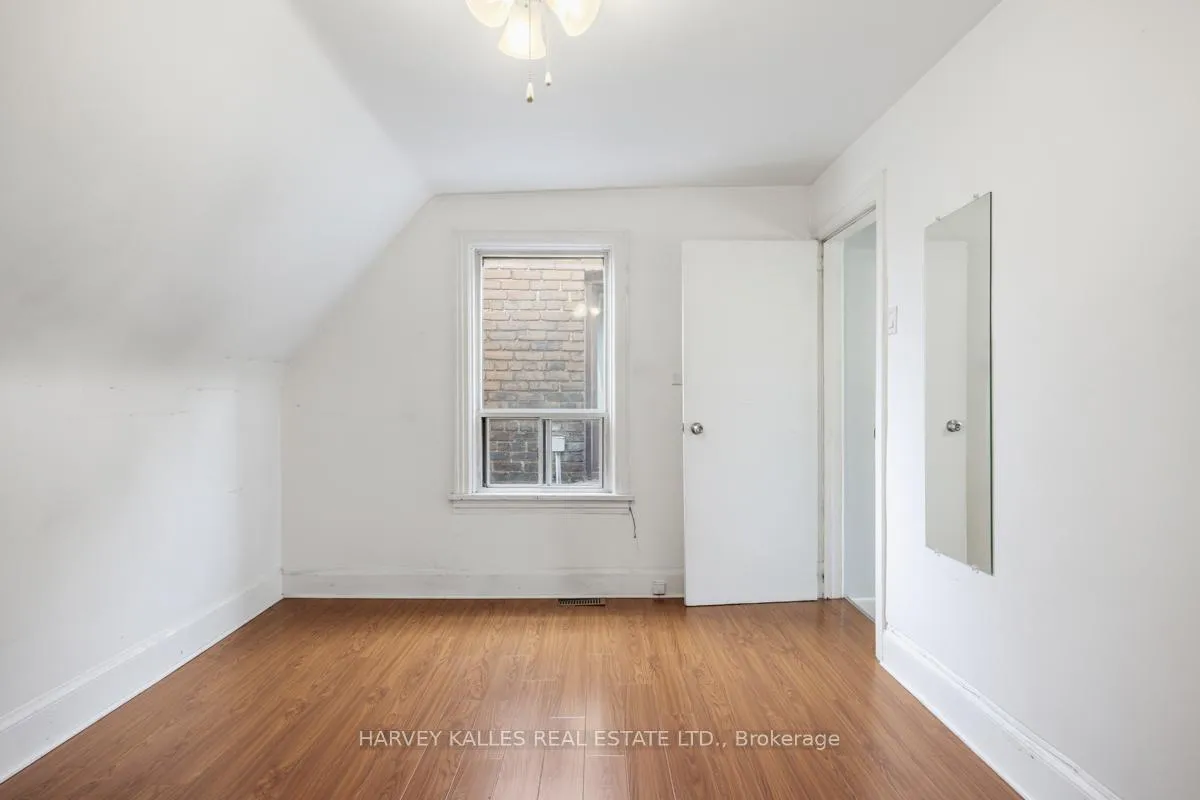 Photo 16 of Unit Upper, 914 Bloor Street W, Toronto, Dovercourt-Wallace Emerson-Junction — HOMEH