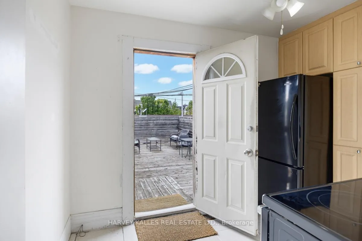 Photo 21 of Unit Upper, 914 Bloor Street W, Toronto, Dovercourt-Wallace Emerson-Junction — HOMEH