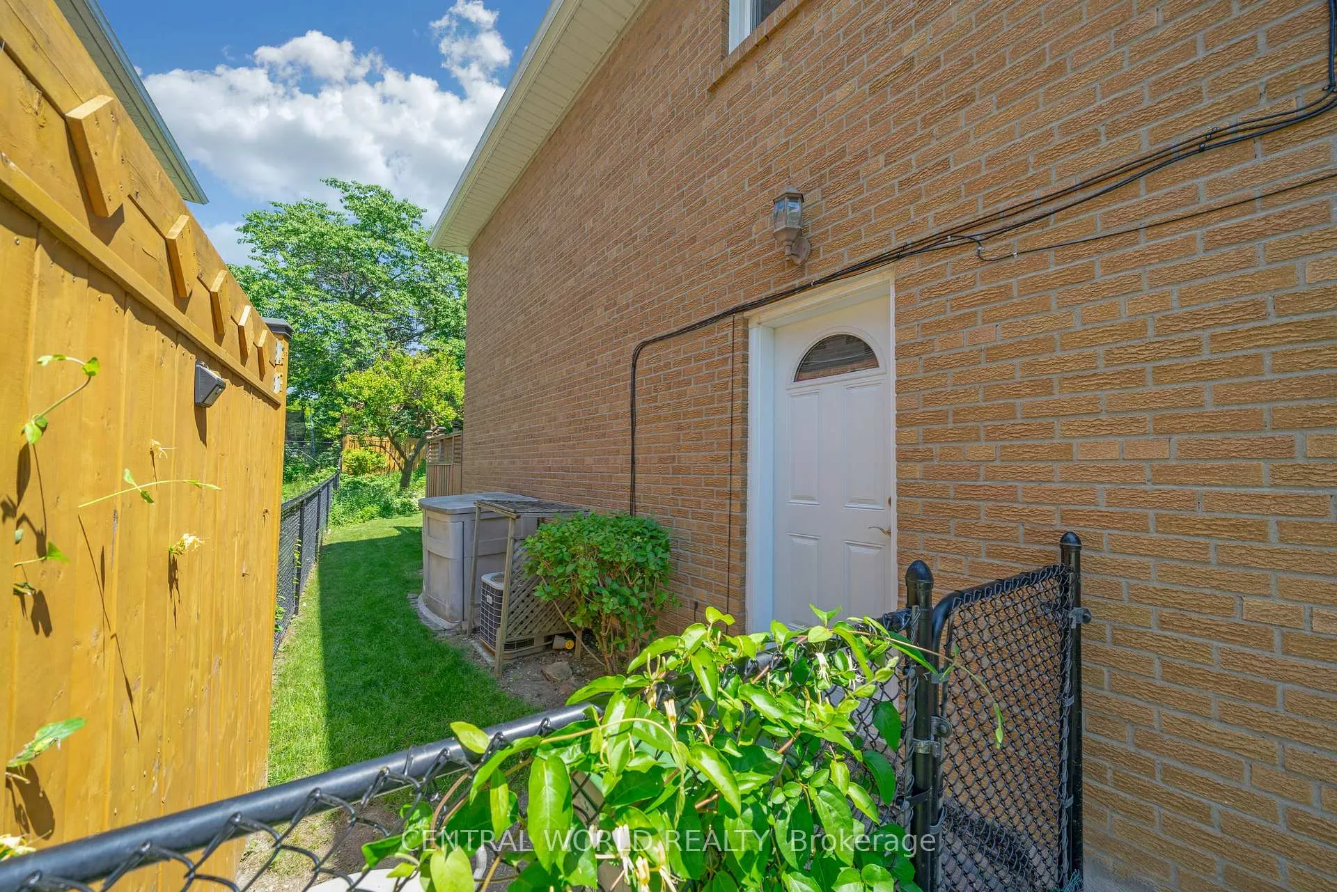 Photo 9 of 81 Pineway Boulevard, North York, Bayview Woods-Steeles — HOMEH