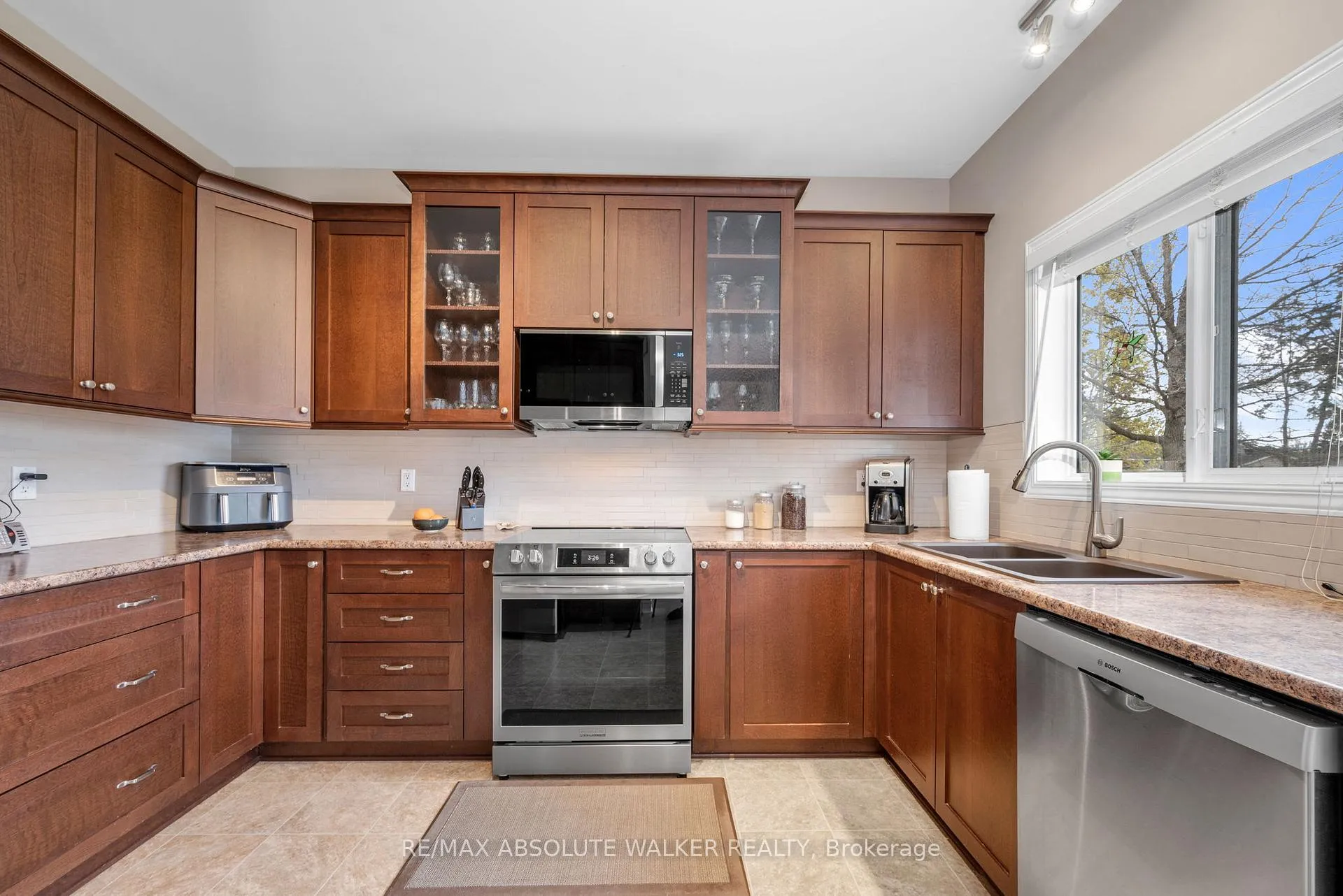 Photo 9 of 20 Mary Hill Crescent, Ottawa, Richmond — HOMEH