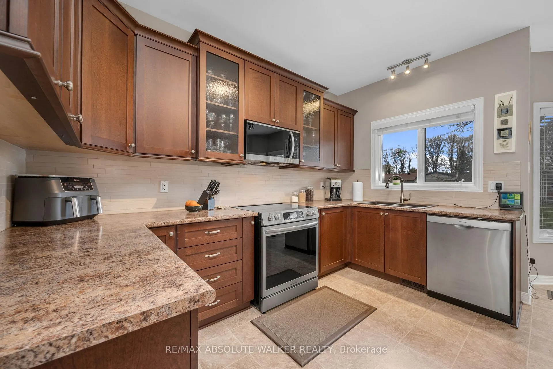 Photo 10 of 20 Mary Hill Crescent, Ottawa, Richmond — HOMEH