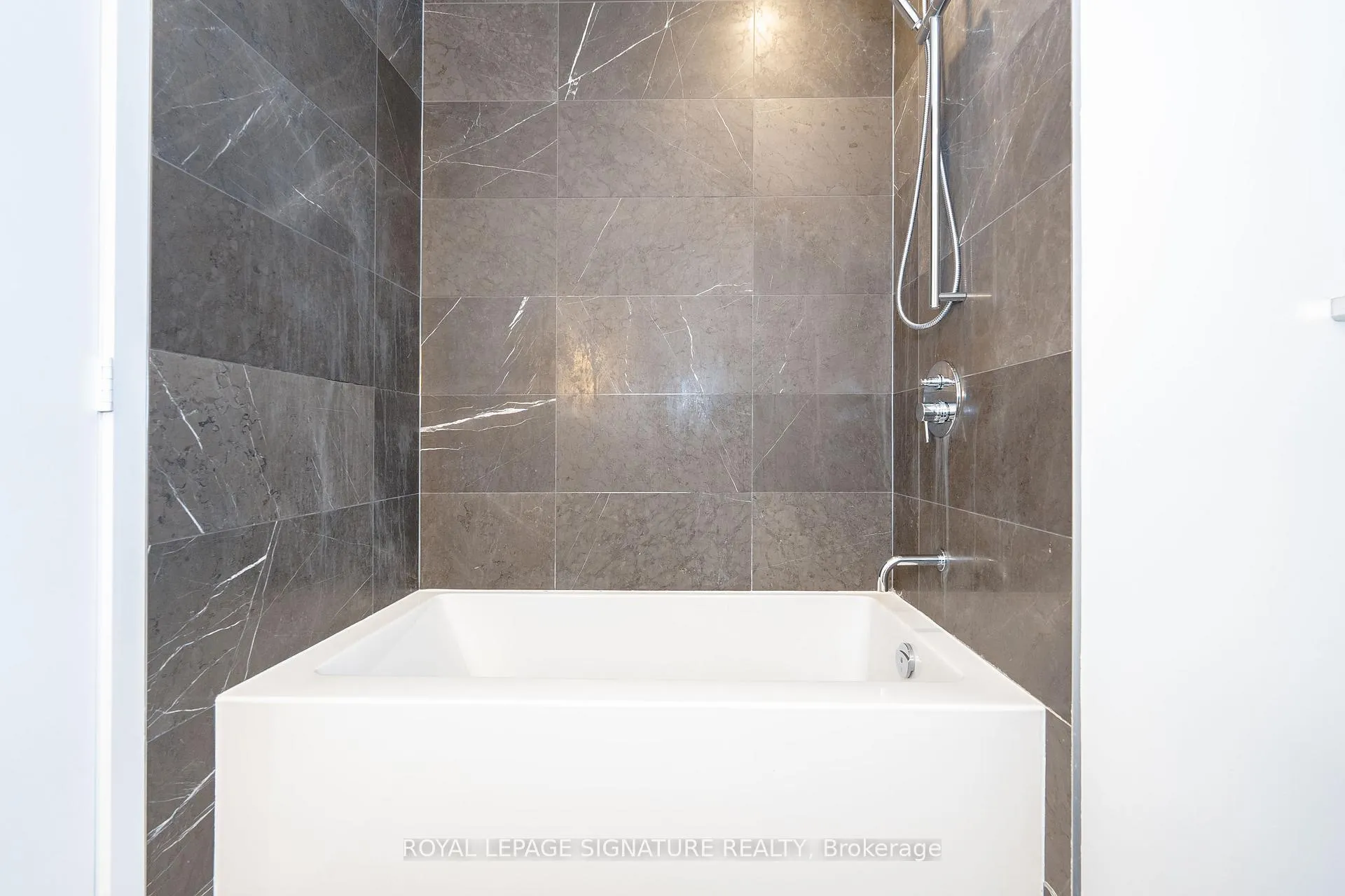 Photo 7 of Unit PH06, 185 Roehampton Avenue, Toronto, Mount Pleasant West — HOMEH