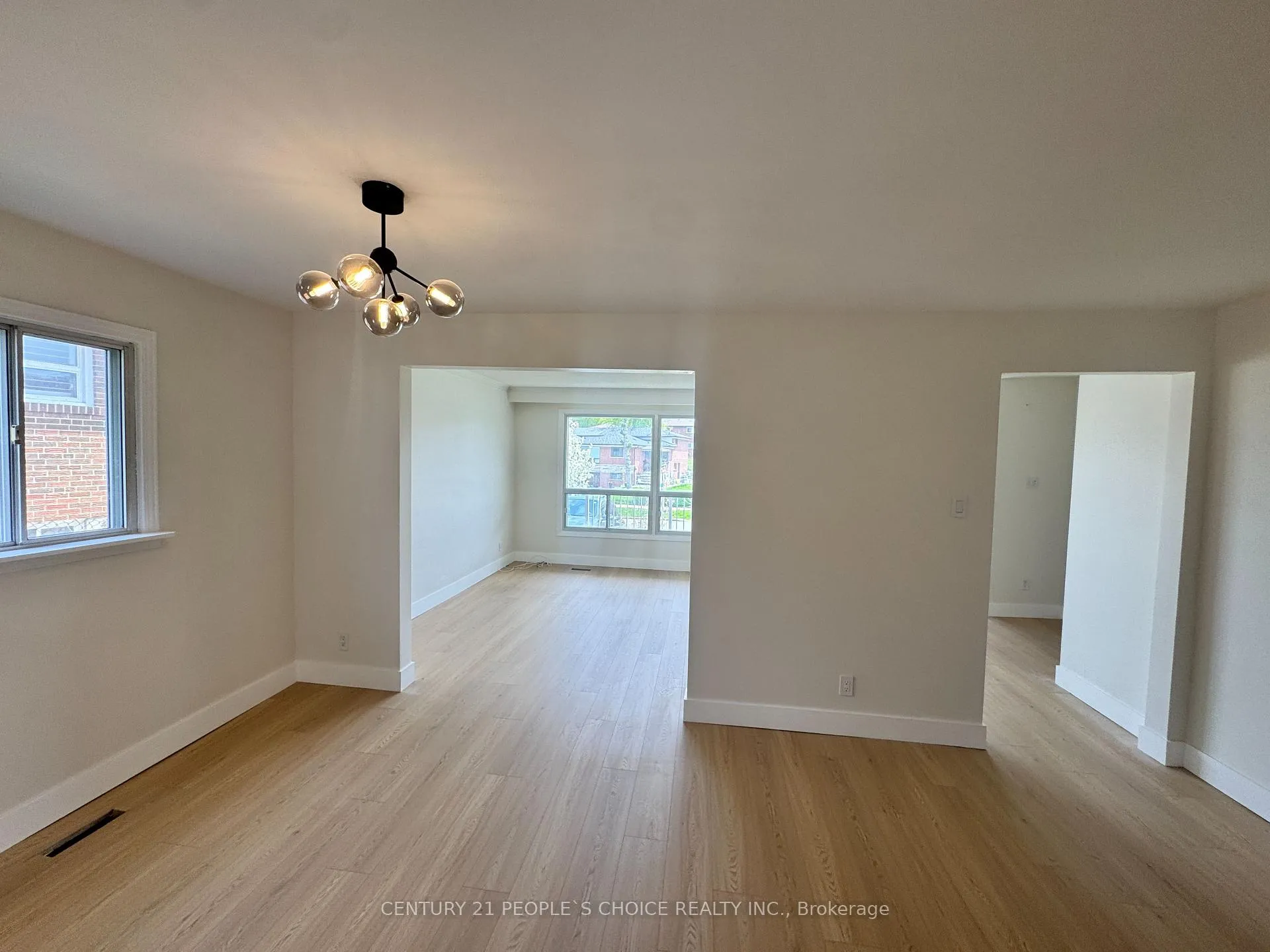 Photo 3 of 29 Dellbrook Crescent, North York, Humber Summit — HOMEH