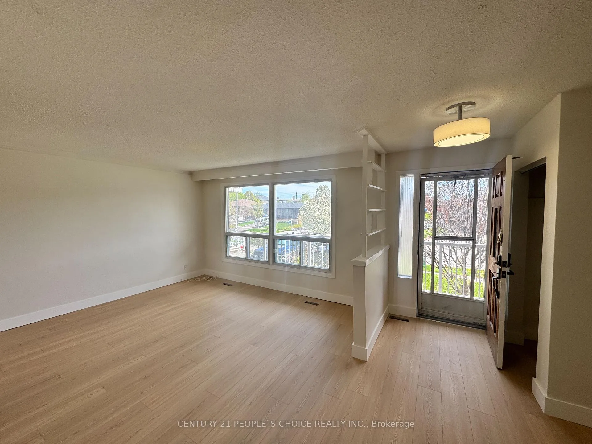 Photo 4 of 29 Dellbrook Crescent, North York, Humber Summit — HOMEH
