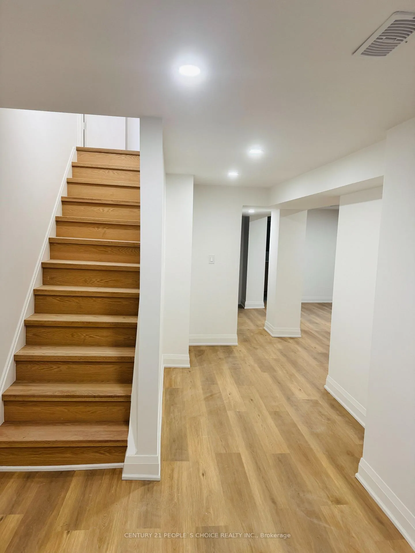 Photo 20 of 29 Dellbrook Crescent, North York, Humber Summit — HOMEH