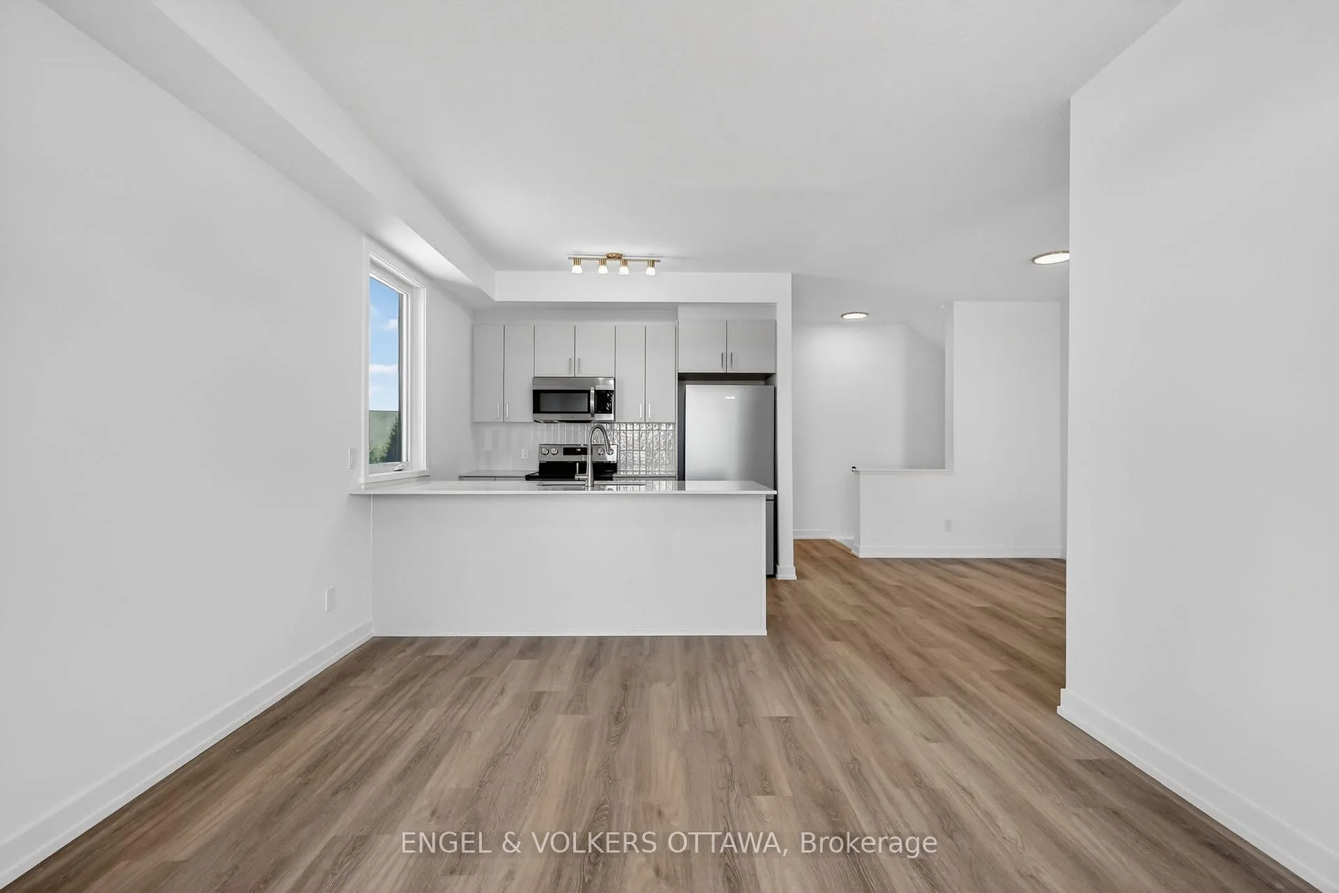 Photo 7 of 122 Stardust Private, Ottawa, Leitrim — HOMEH