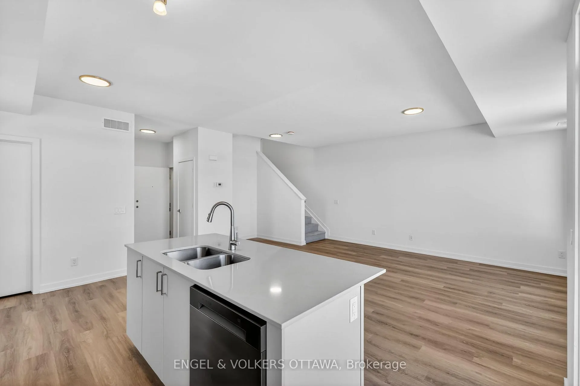 Photo 4 of 110 Stardust Private, Ottawa, Leitrim — HOMEH