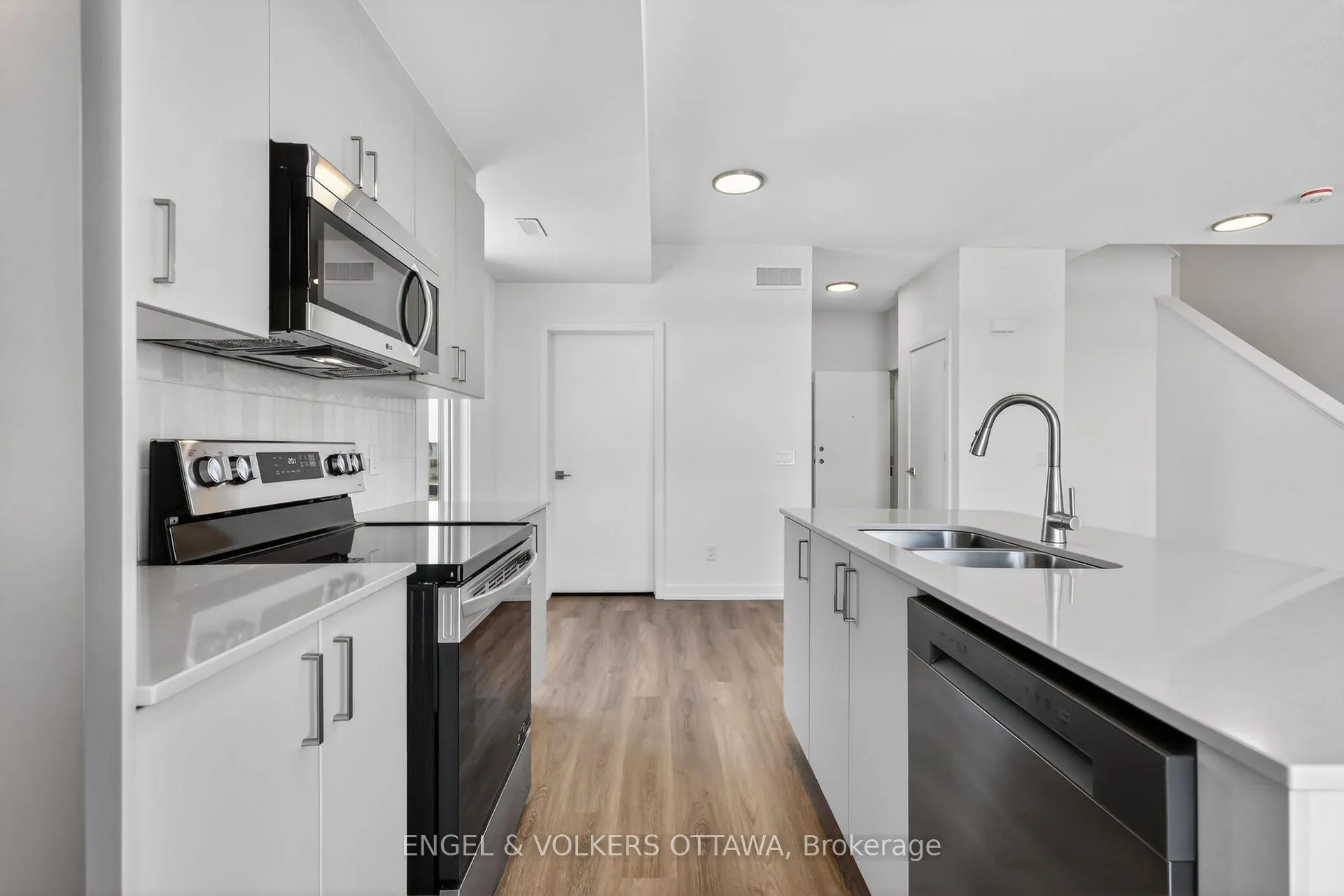Photo 6 of 110 Stardust Private, Ottawa, Leitrim — HOMEH