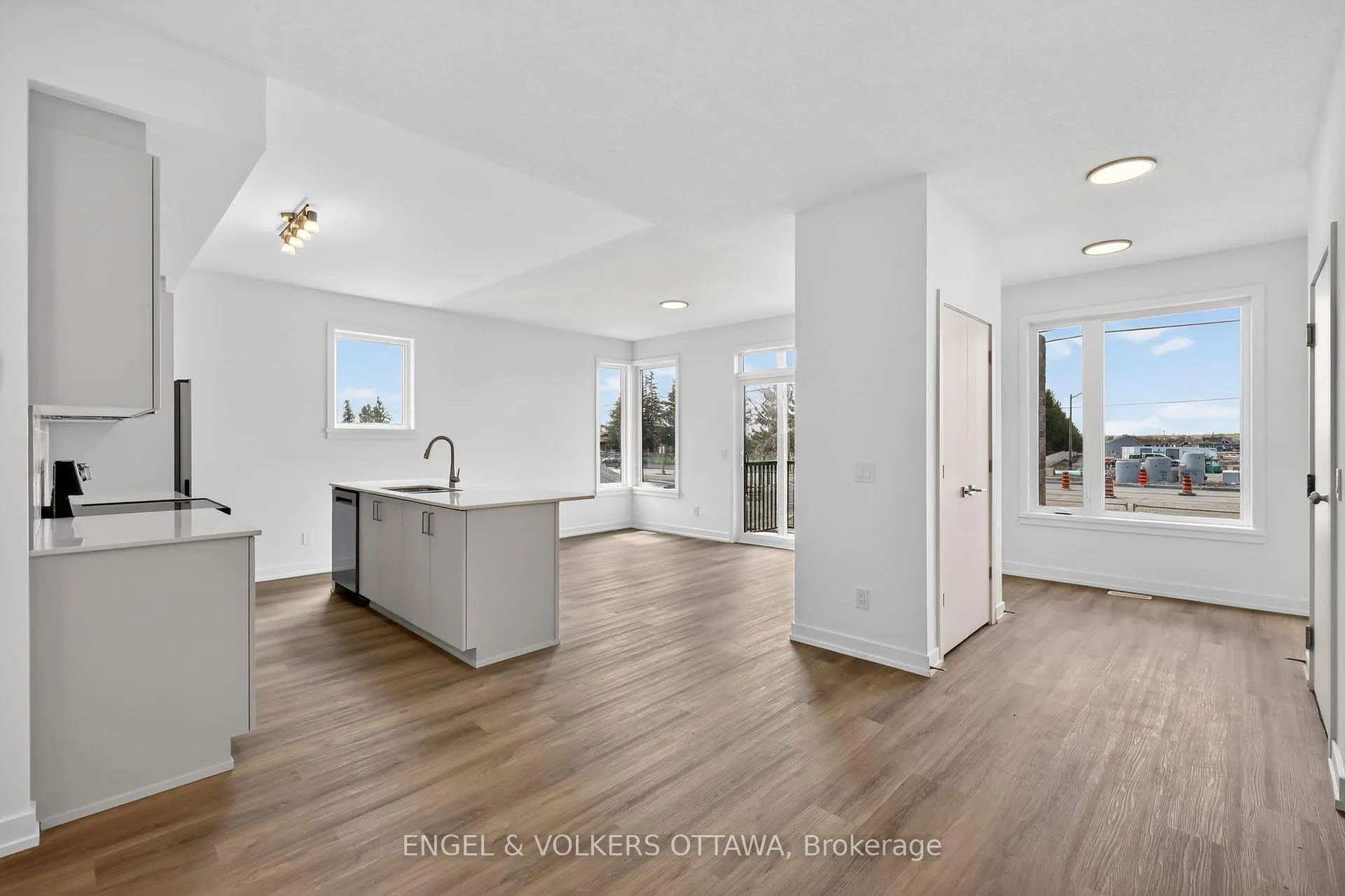 Photo 3 of 100 Stardust Private, Ottawa, Leitrim — HOMEH