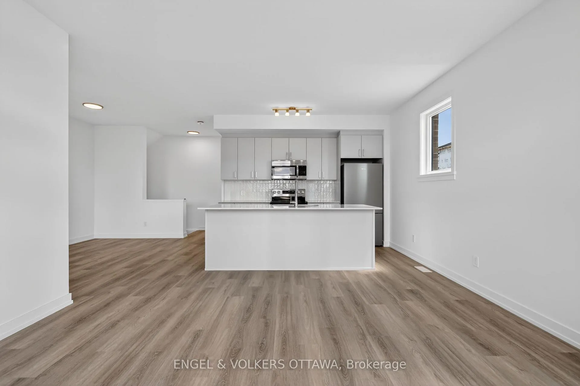 Photo 5 of 100 Stardust Private, Ottawa, Leitrim — HOMEH