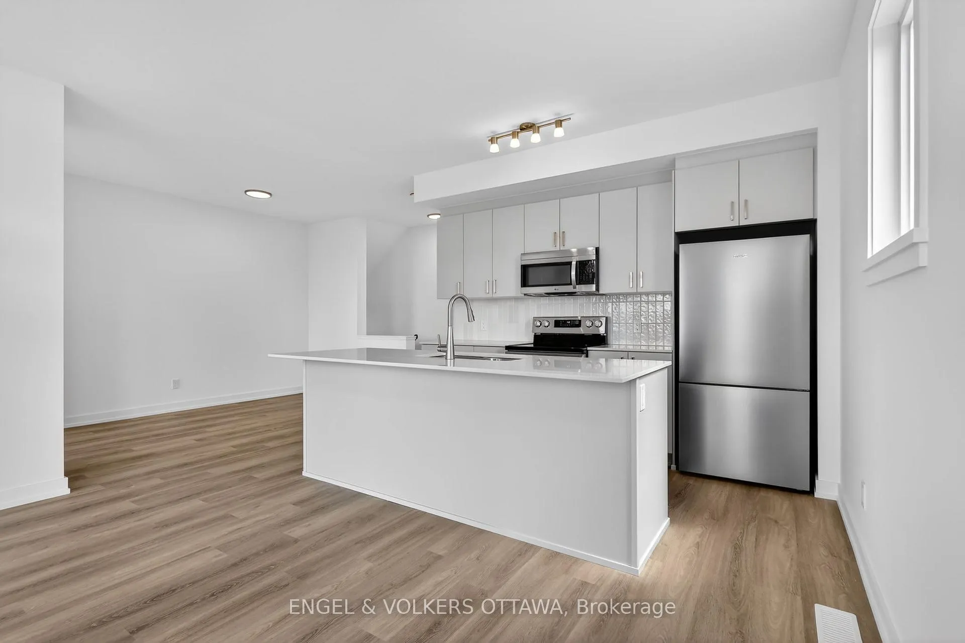 Photo 6 of 100 Stardust Private, Ottawa, Leitrim — HOMEH