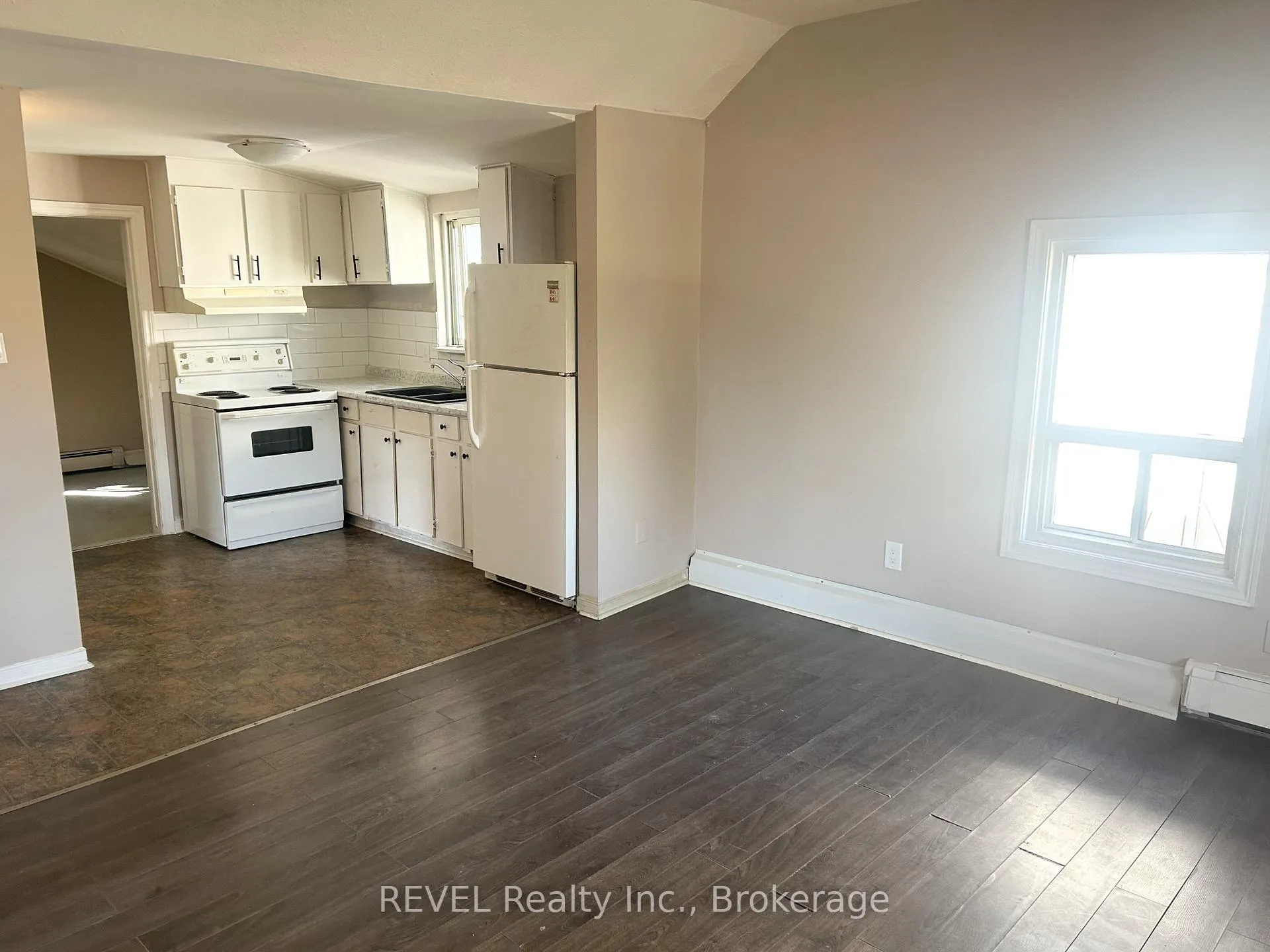 Photo 9 of 8 Pelham Road, St. Catharines, Western Hill — HOMEH
