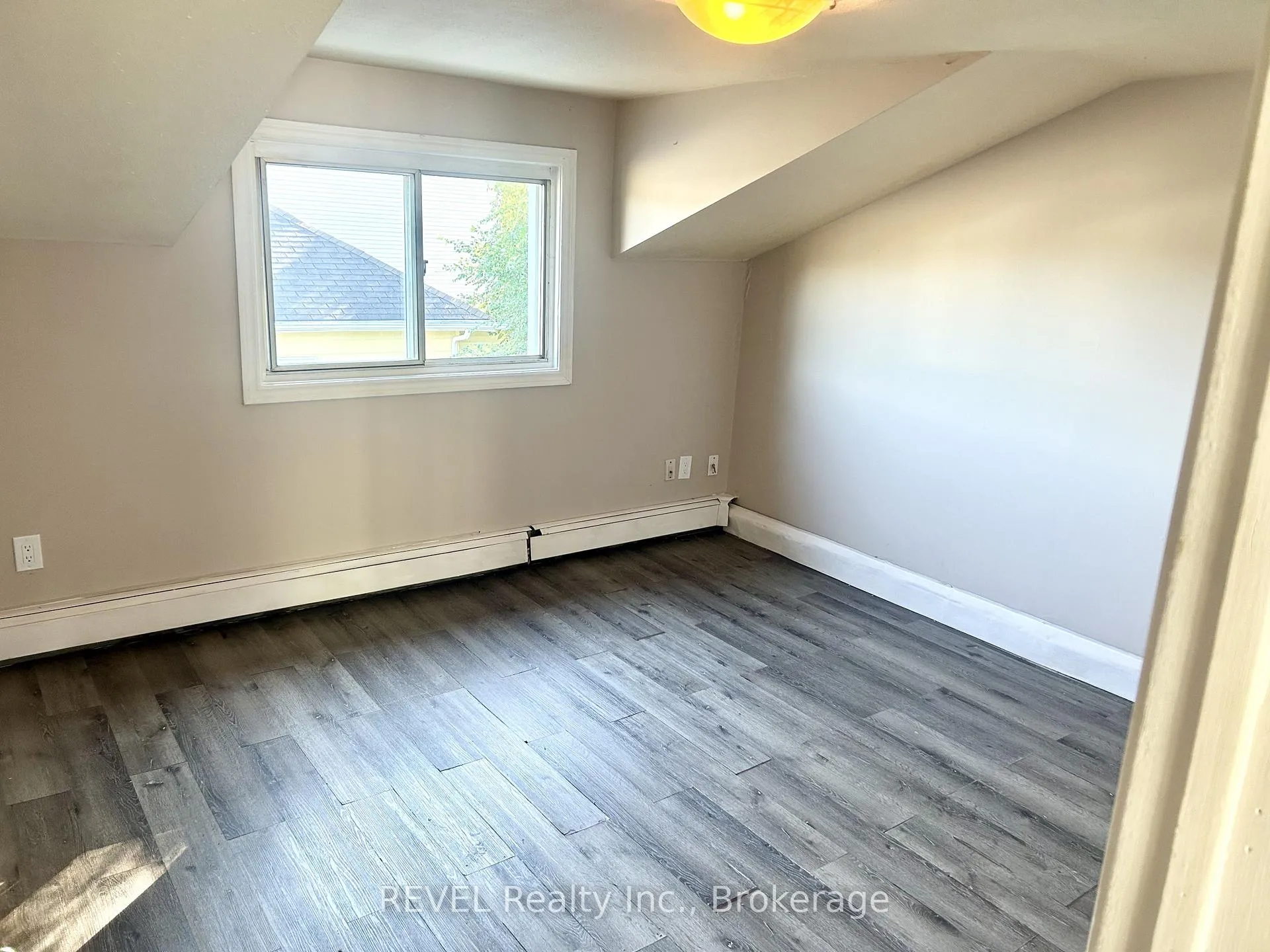Photo 12 of 8 Pelham Road, St. Catharines, Western Hill — HOMEH