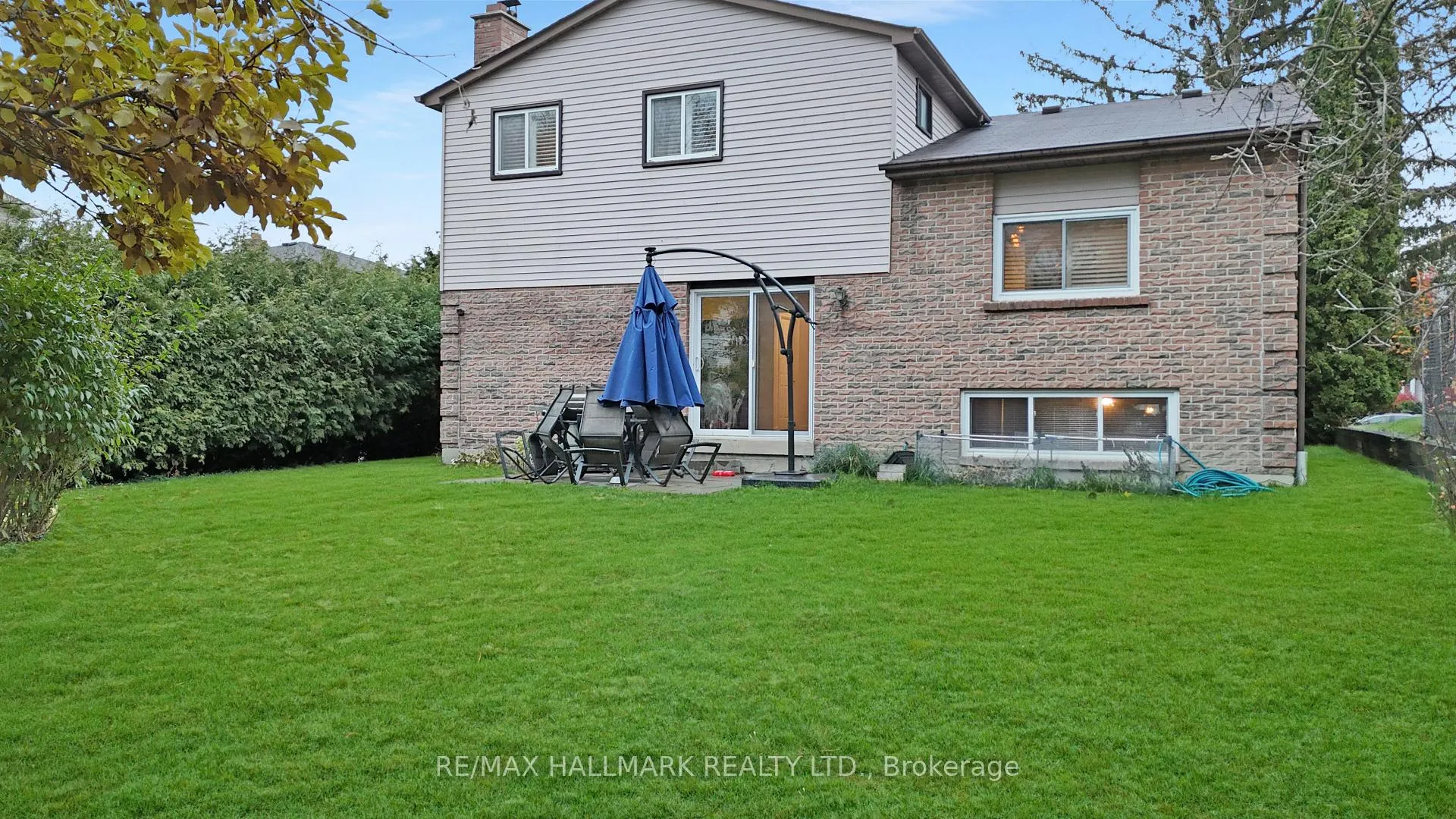 Photo 2 of 22 Avondale Crescent, Aurora, Aurora Village — HOMEH