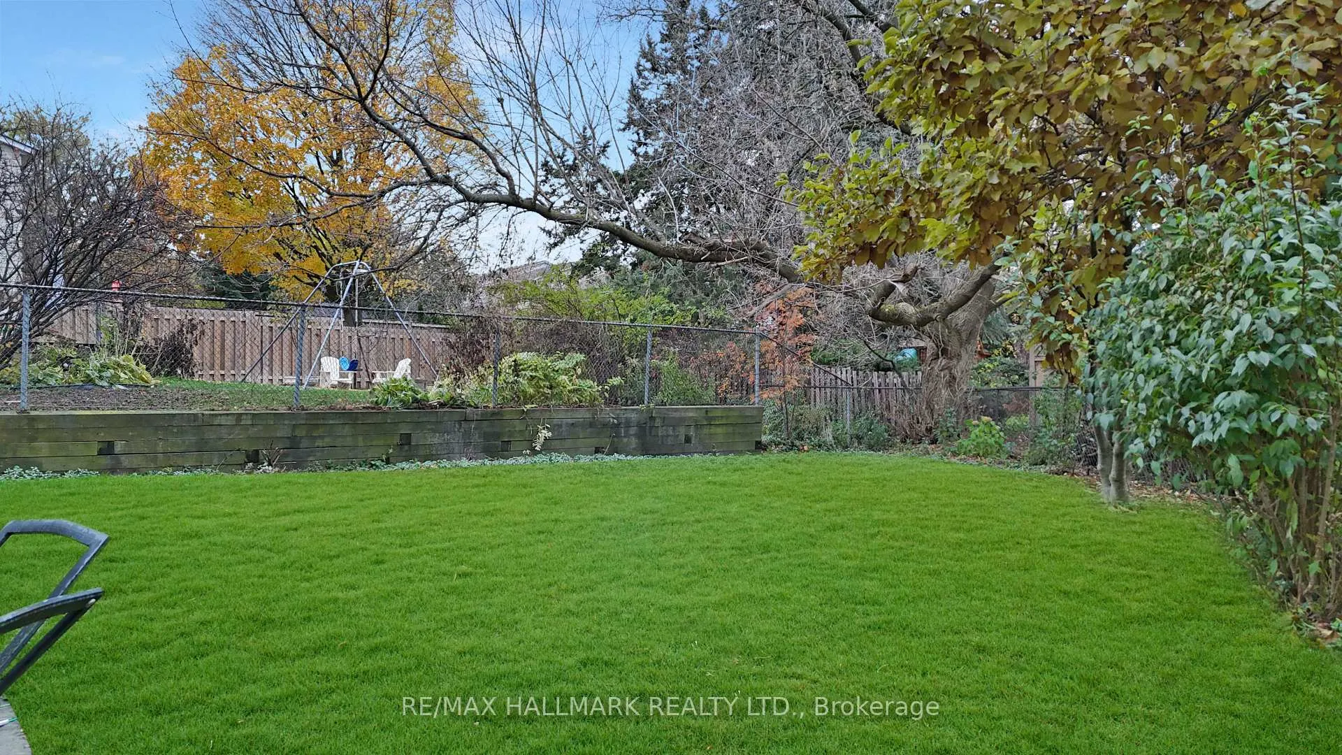 Photo 3 of 22 Avondale Crescent, Aurora, Aurora Village — HOMEH