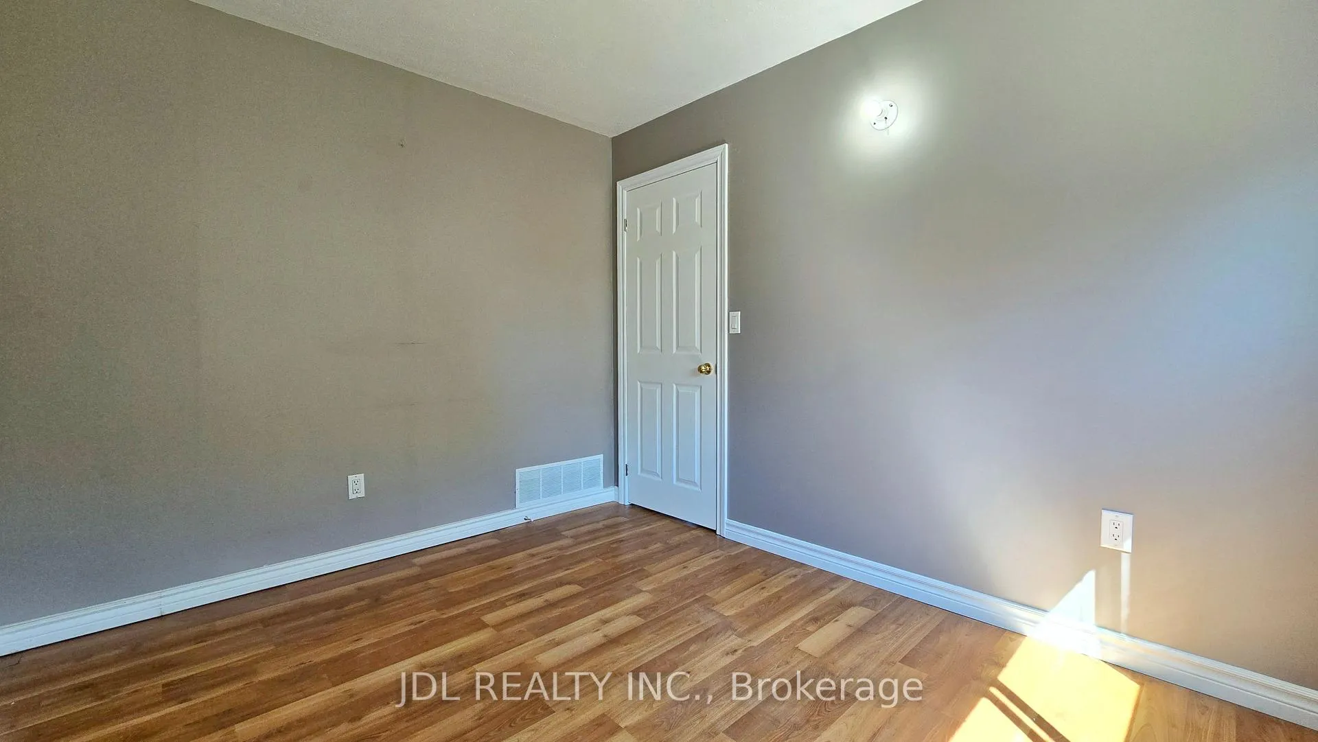 Photo 12 of 233 Fairglen Avenue, Scarborough, Tam O'Shanter-Sullivan — HOMEH