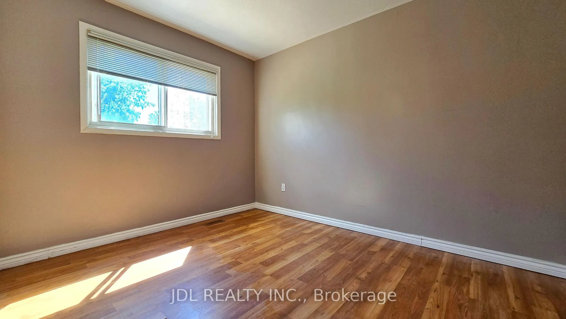 Photo 13 of 233 Fairglen Avenue, Scarborough, Tam O'Shanter-Sullivan — HOMEH
