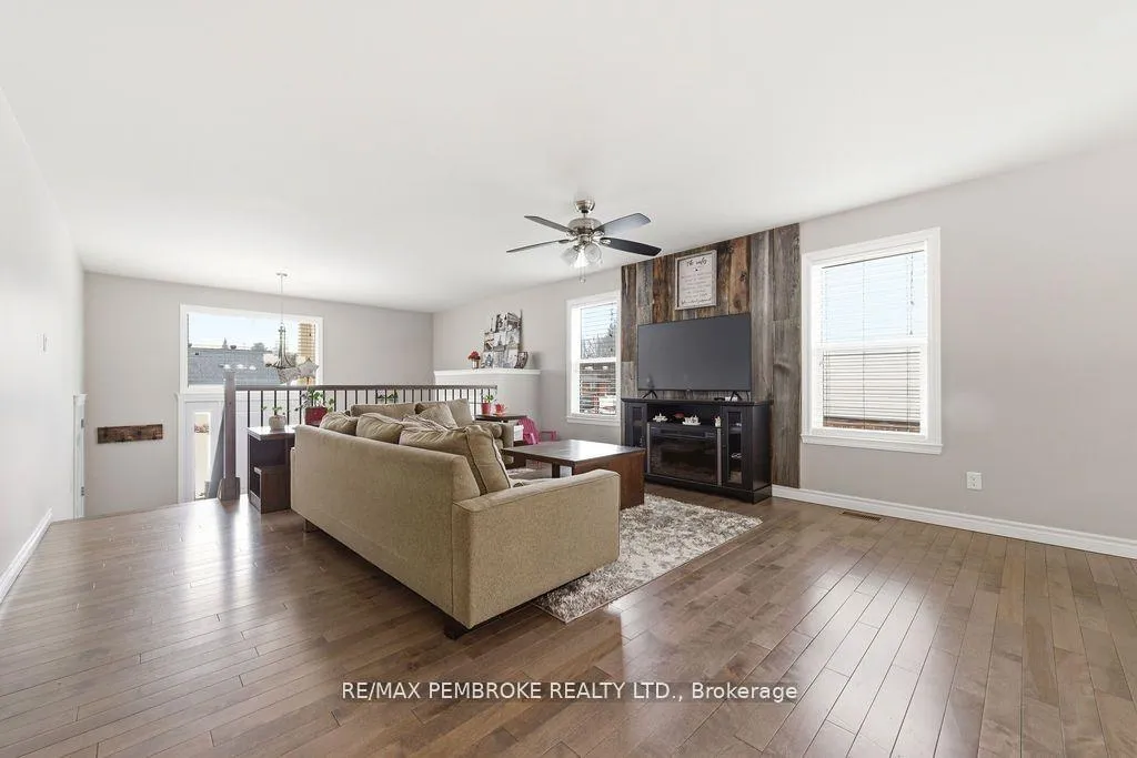 Photo 8 of 21A East Street, Petawawa, Petawawa — HOMEH