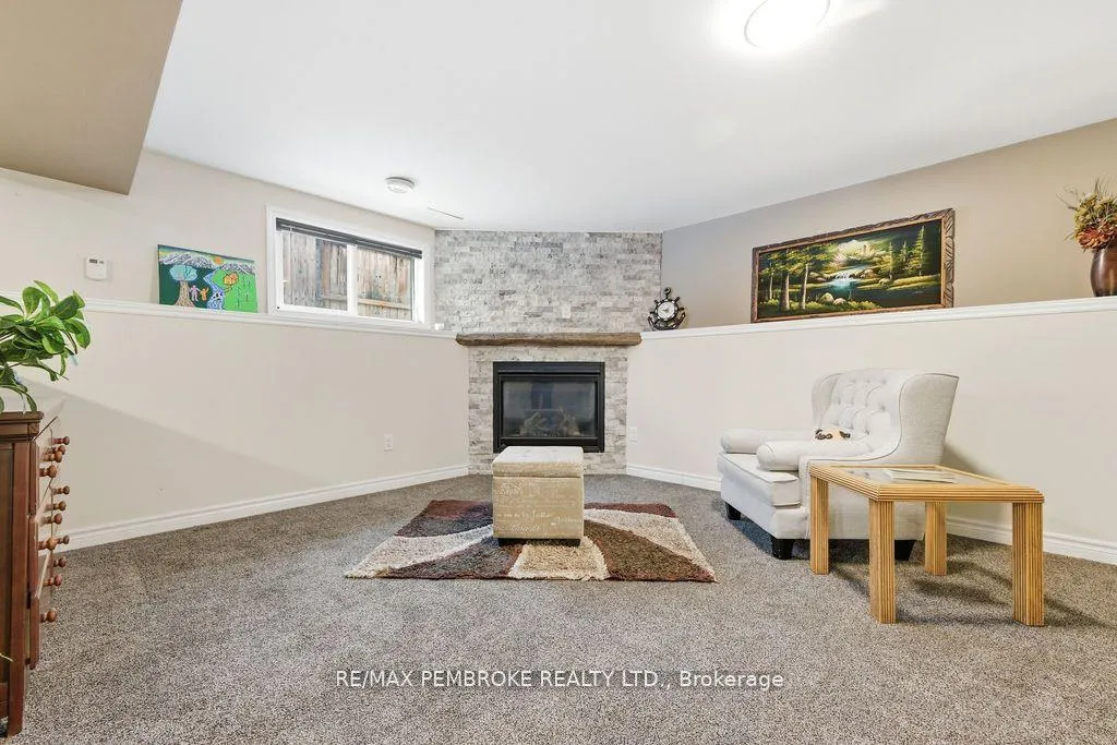 Photo 27 of 21A East Street, Petawawa, Petawawa — HOMEH