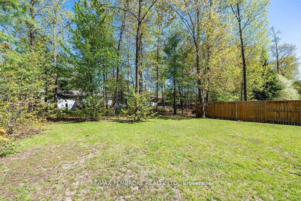 Photo 41 of 21A East Street, Petawawa, Petawawa — HOMEH