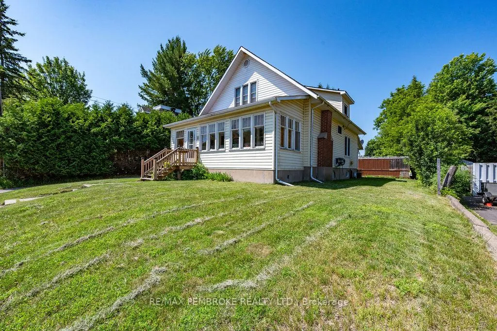 Photo 1 of 33 Doran Road, Petawawa, Petawawa — HOMEH