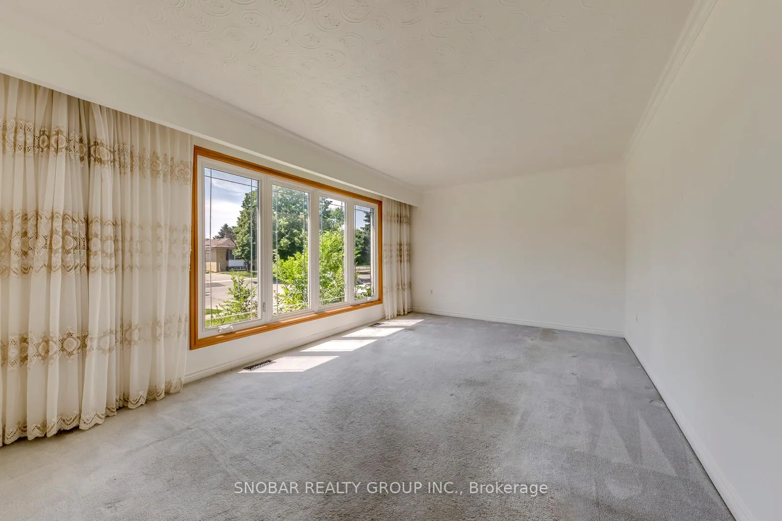 Photo 3 of 201 Thistle Down Boulevard, Etobicoke, Thistletown-Beaumonde Heights — HOMEH