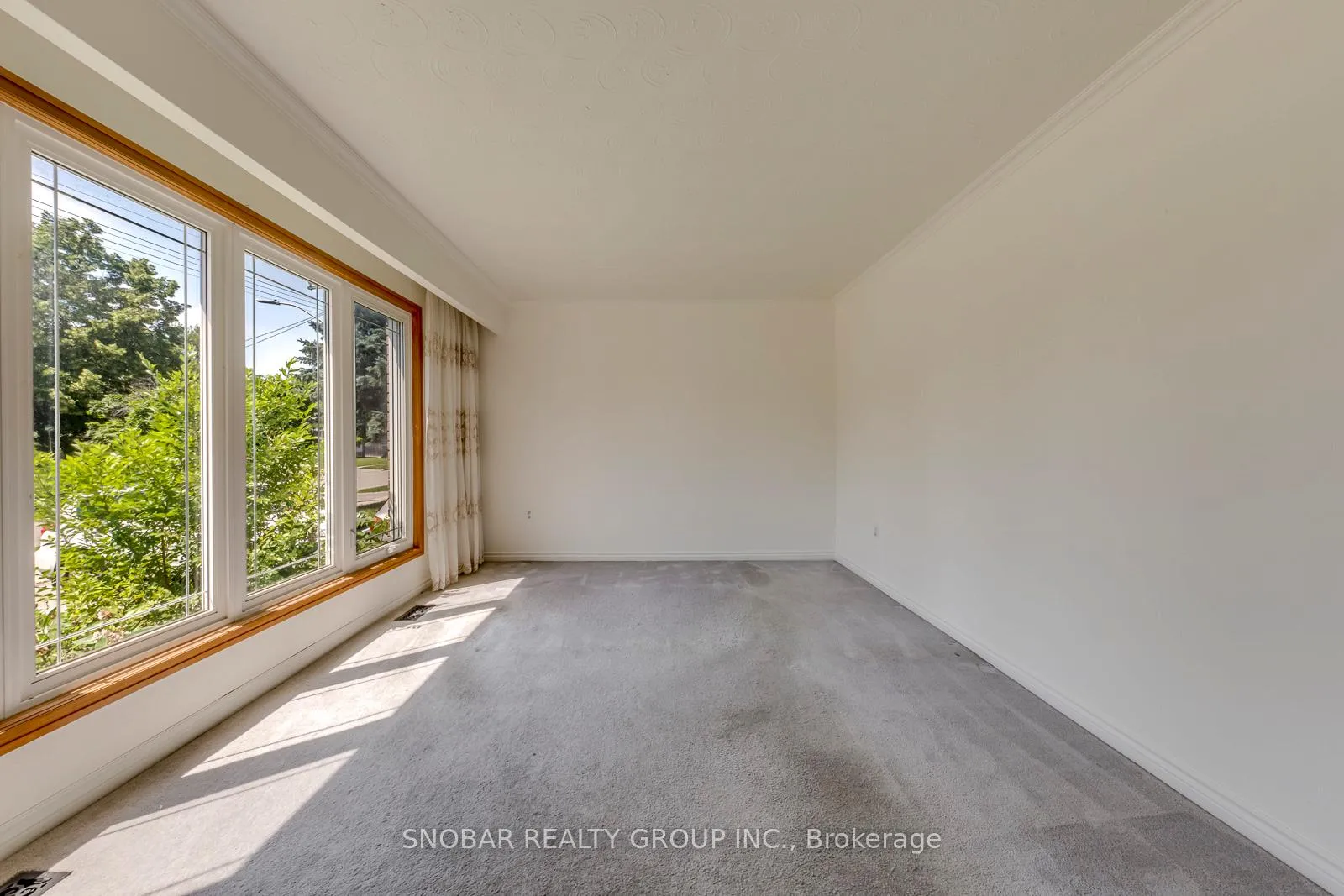 Photo 4 of 201 Thistle Down Boulevard, Etobicoke, Thistletown-Beaumonde Heights — HOMEH