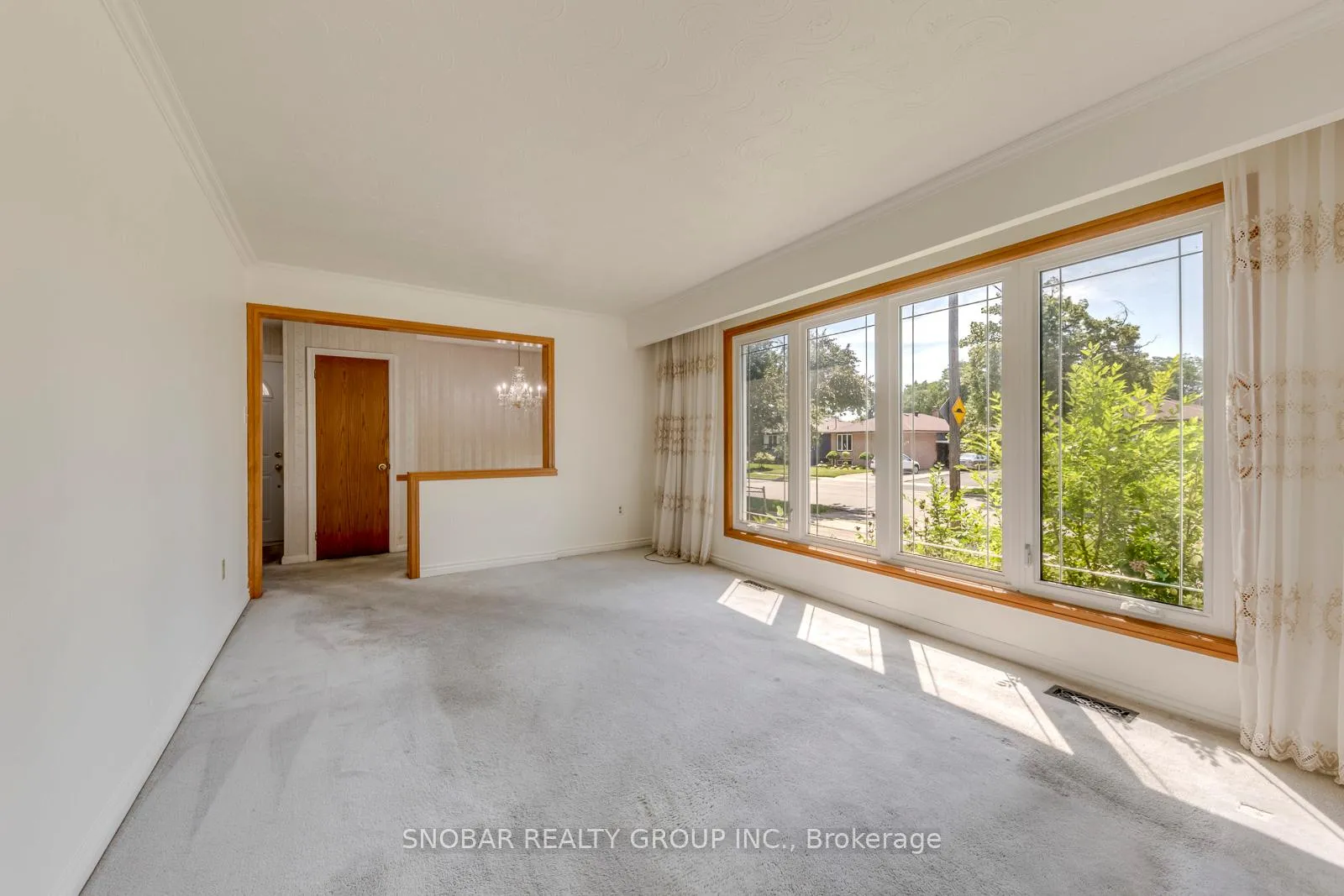 Photo 5 of 201 Thistle Down Boulevard, Etobicoke, Thistletown-Beaumonde Heights — HOMEH