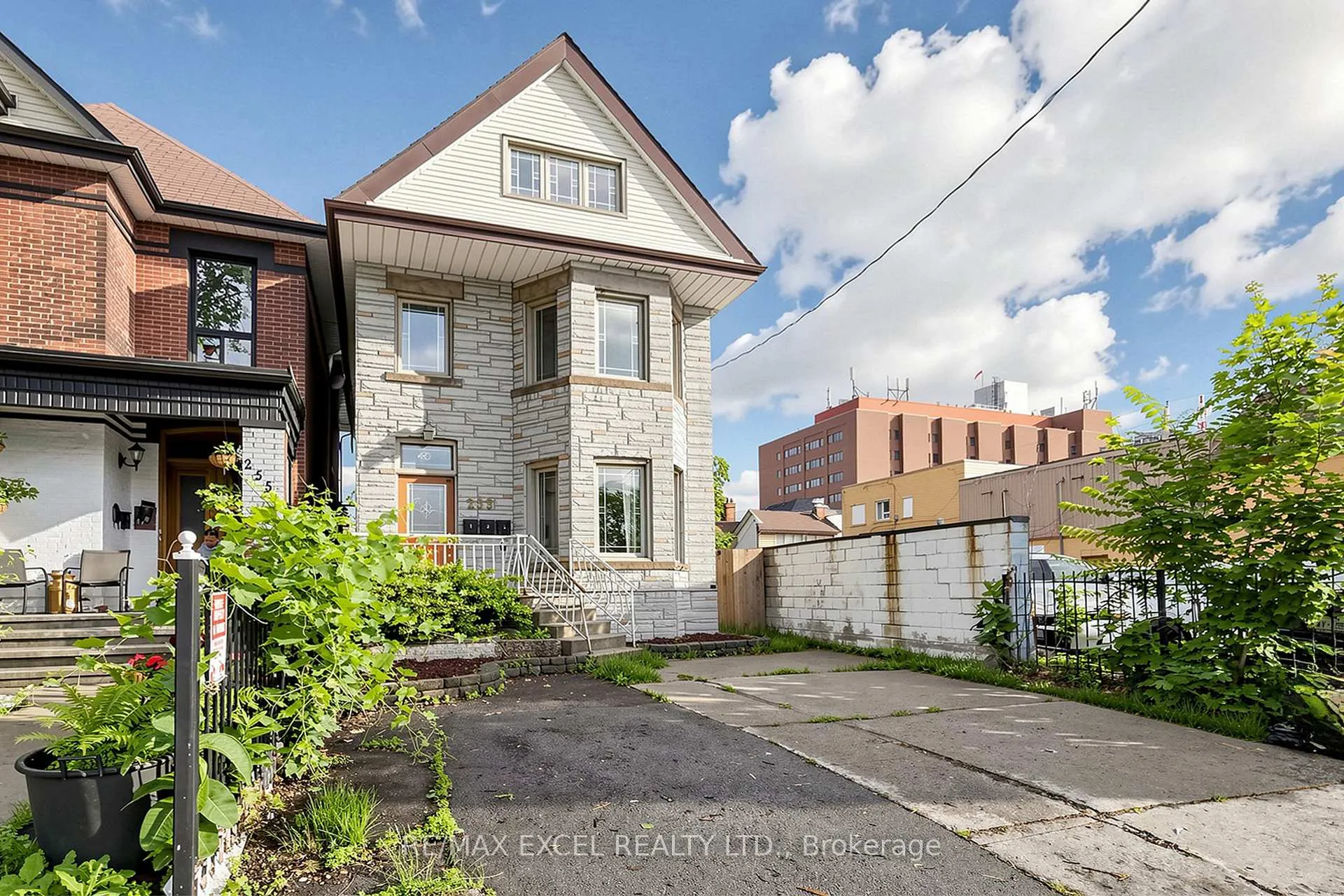 Photo of 259 Victoria Avenue N