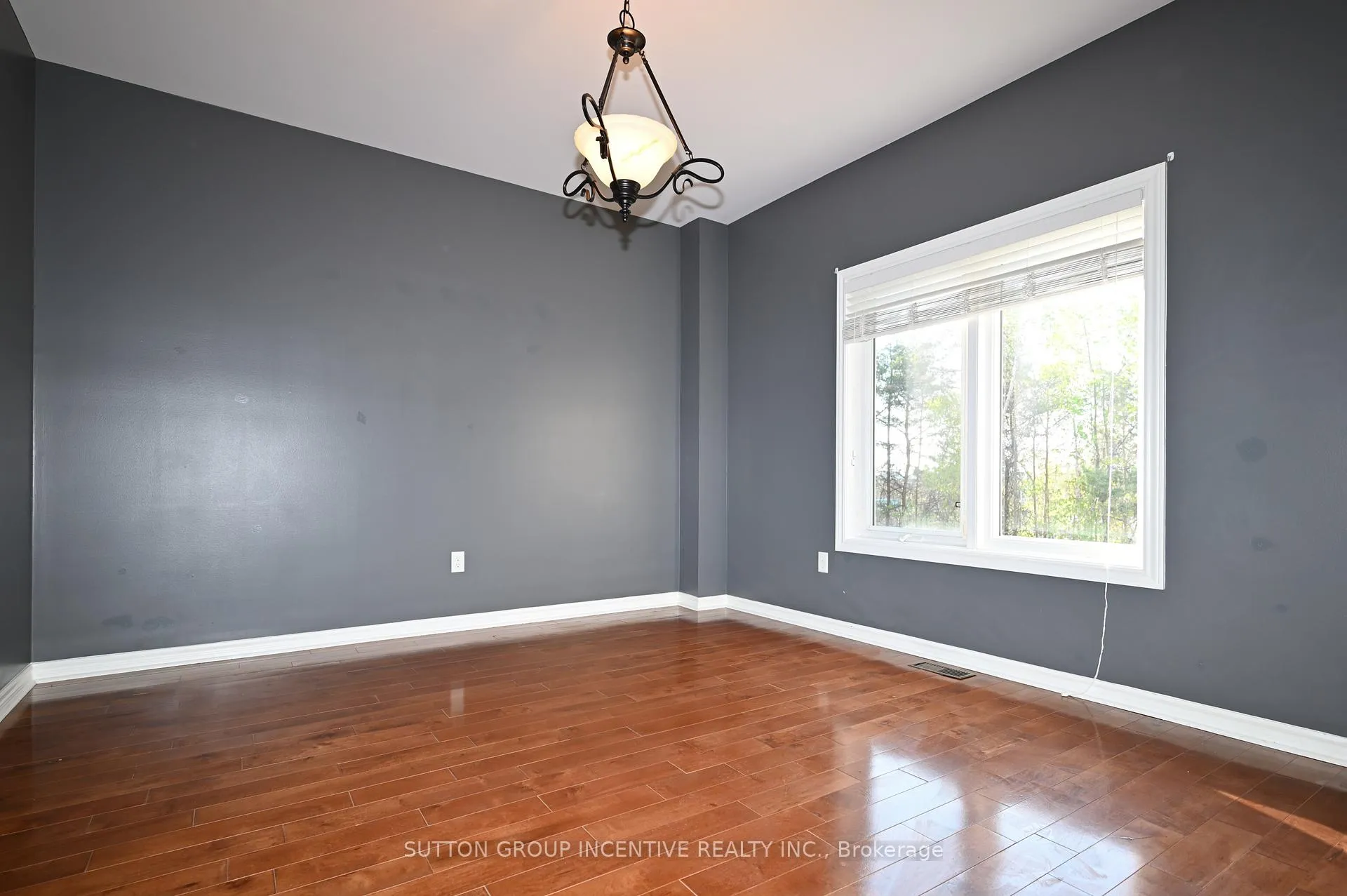 Photo 3 of 28 Silvercreek Crescent, Barrie, Ardagh — HOMEH