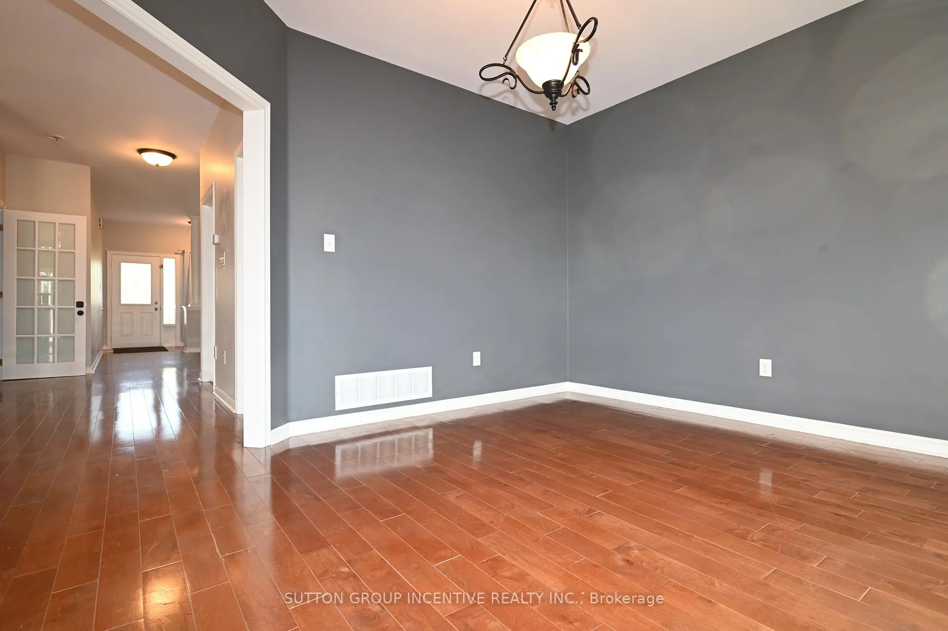 Photo 4 of 28 Silvercreek Crescent, Barrie, Ardagh — HOMEH