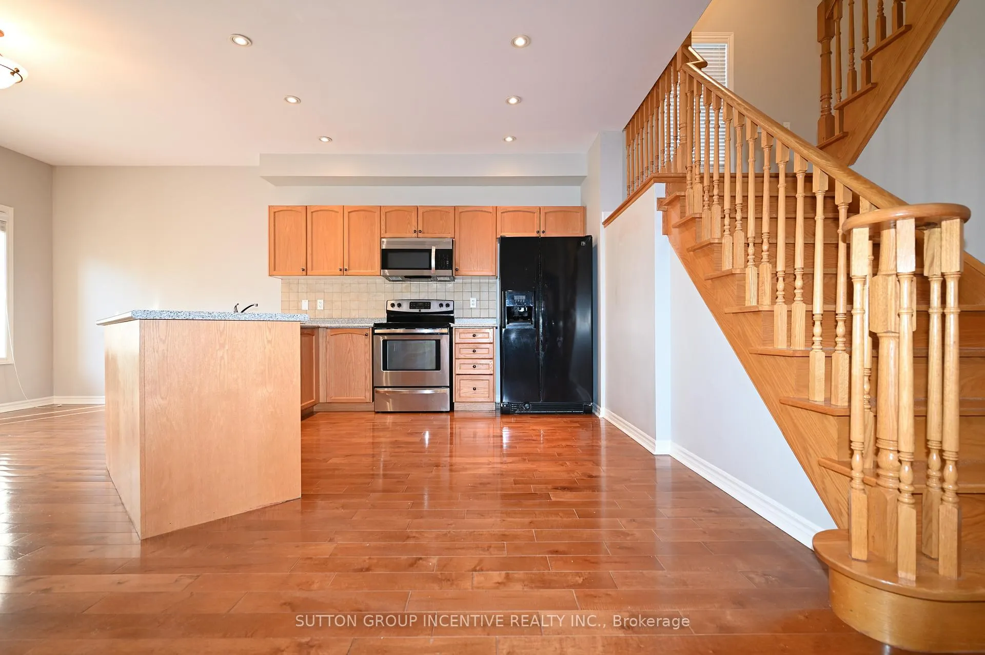 Photo 5 of 28 Silvercreek Crescent, Barrie, Ardagh — HOMEH
