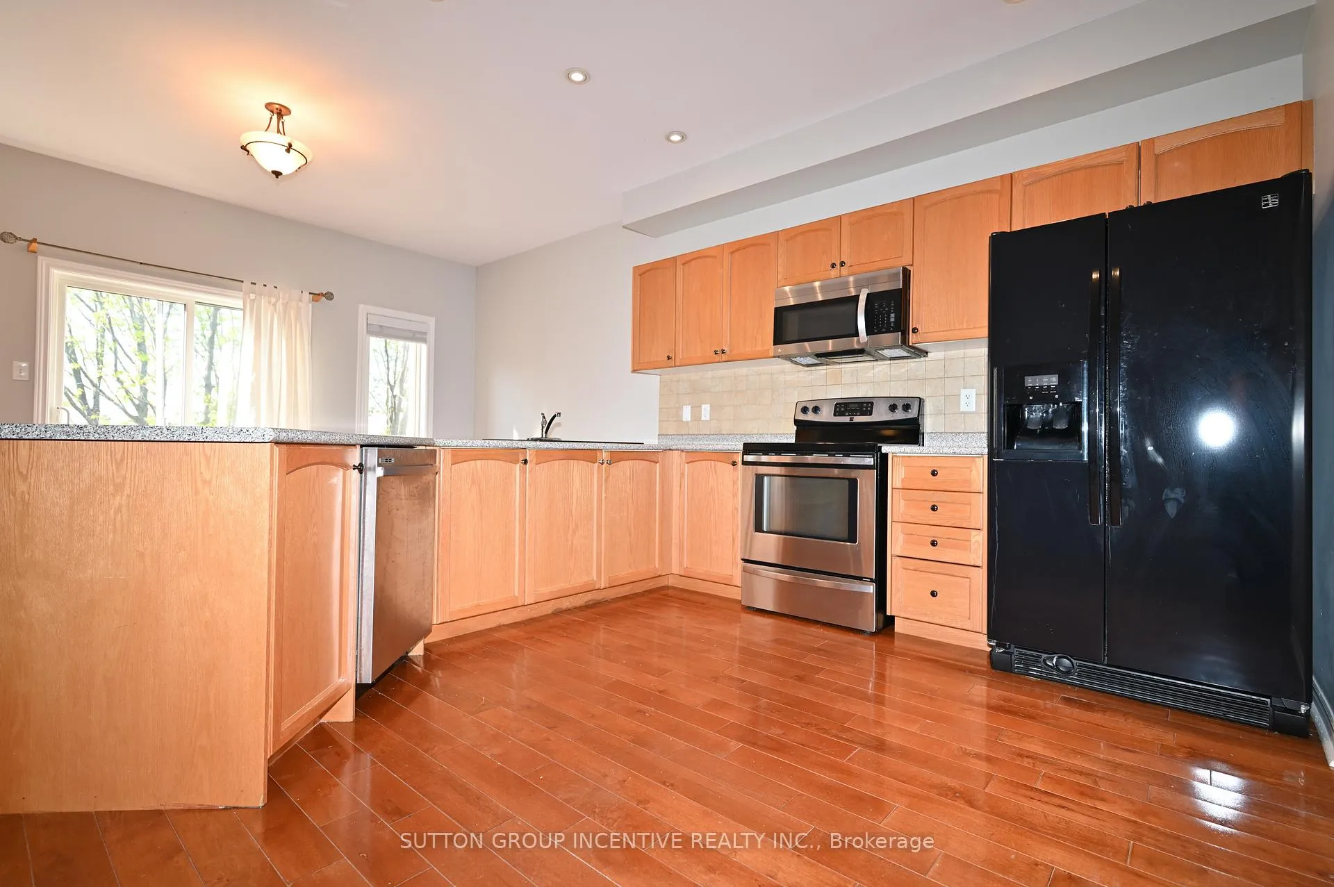 Photo 6 of 28 Silvercreek Crescent, Barrie, Ardagh — HOMEH