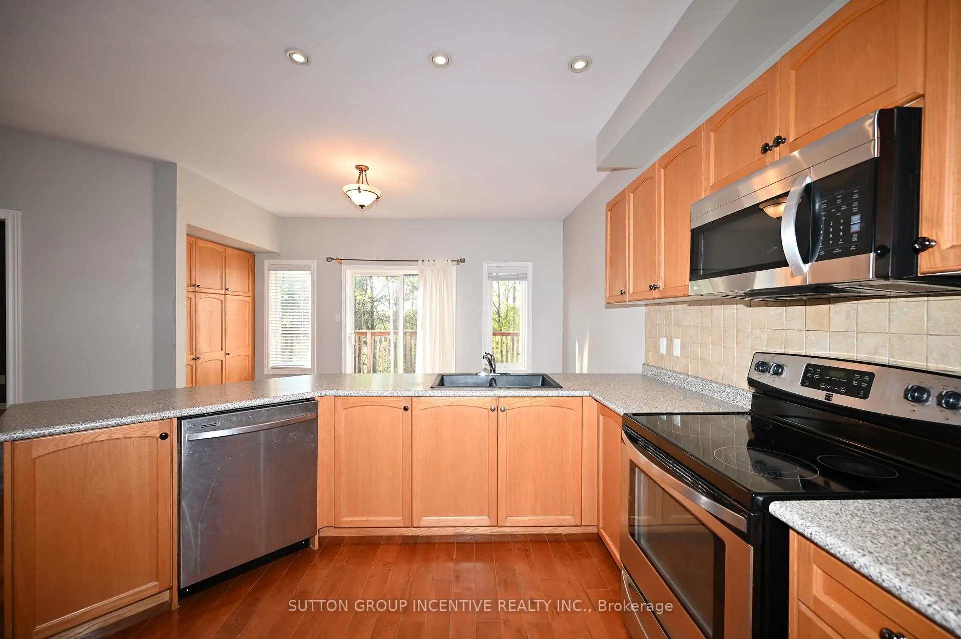 Photo 7 of 28 Silvercreek Crescent, Barrie, Ardagh — HOMEH