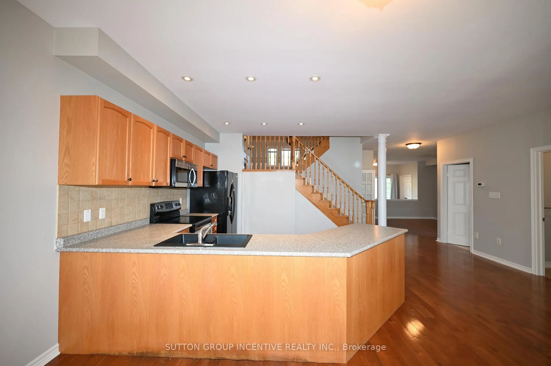 Photo 8 of 28 Silvercreek Crescent, Barrie, Ardagh — HOMEH