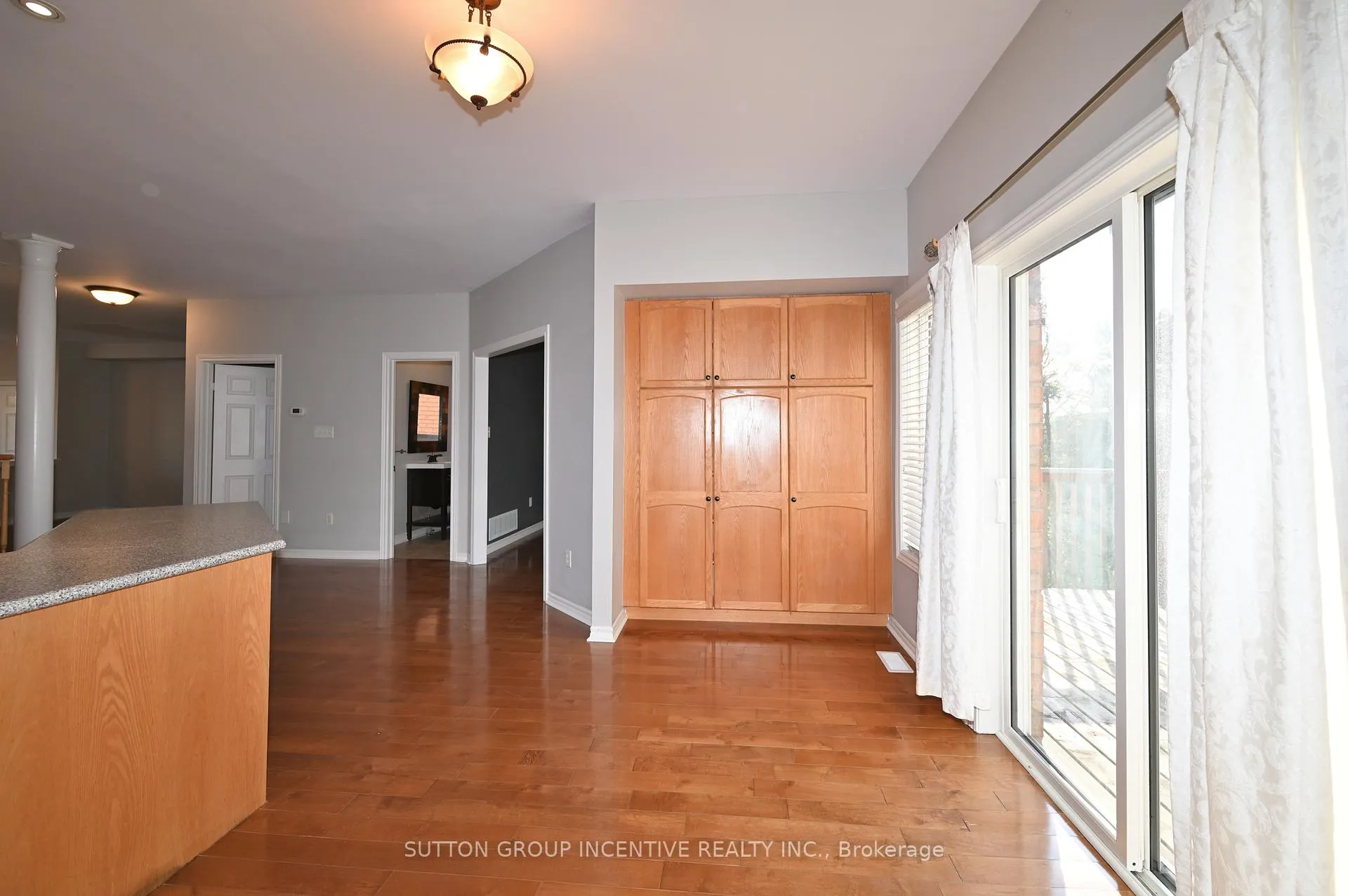 Photo 9 of 28 Silvercreek Crescent, Barrie, Ardagh — HOMEH