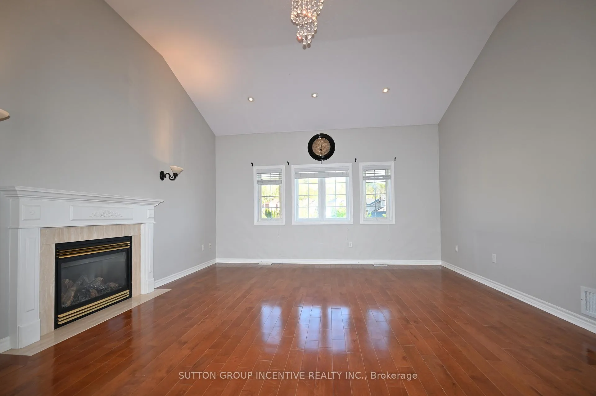 Photo 10 of 28 Silvercreek Crescent, Barrie, Ardagh — HOMEH