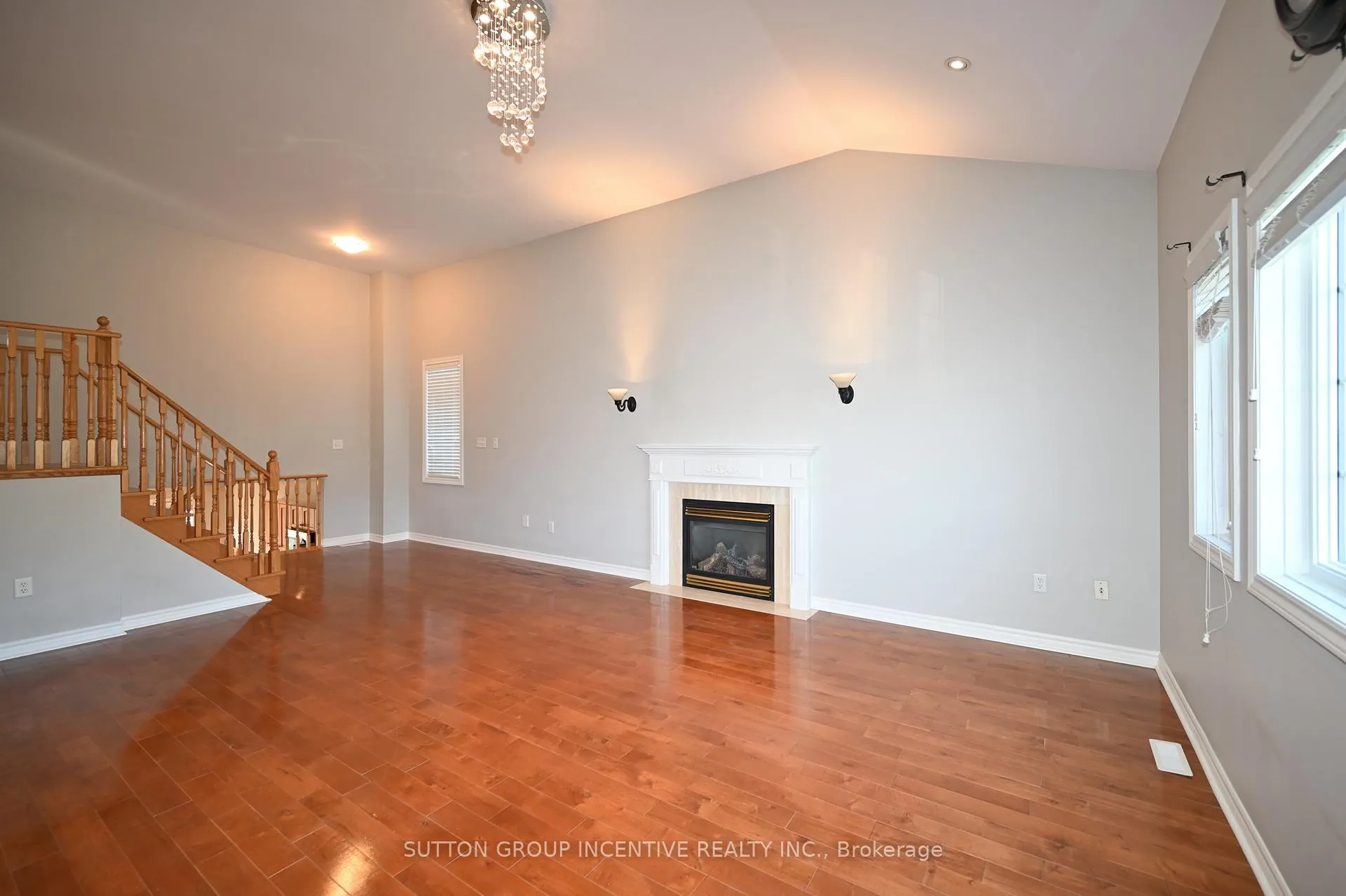 Photo 11 of 28 Silvercreek Crescent, Barrie, Ardagh — HOMEH