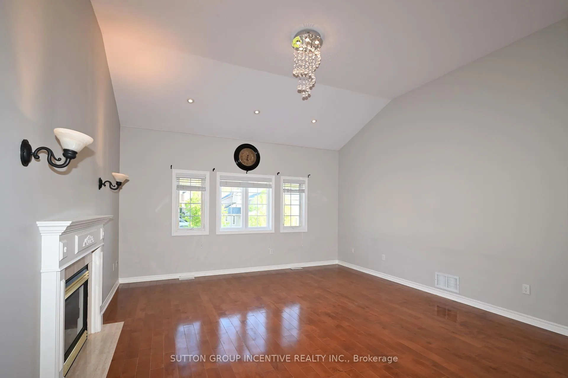 Photo 12 of 28 Silvercreek Crescent, Barrie, Ardagh — HOMEH