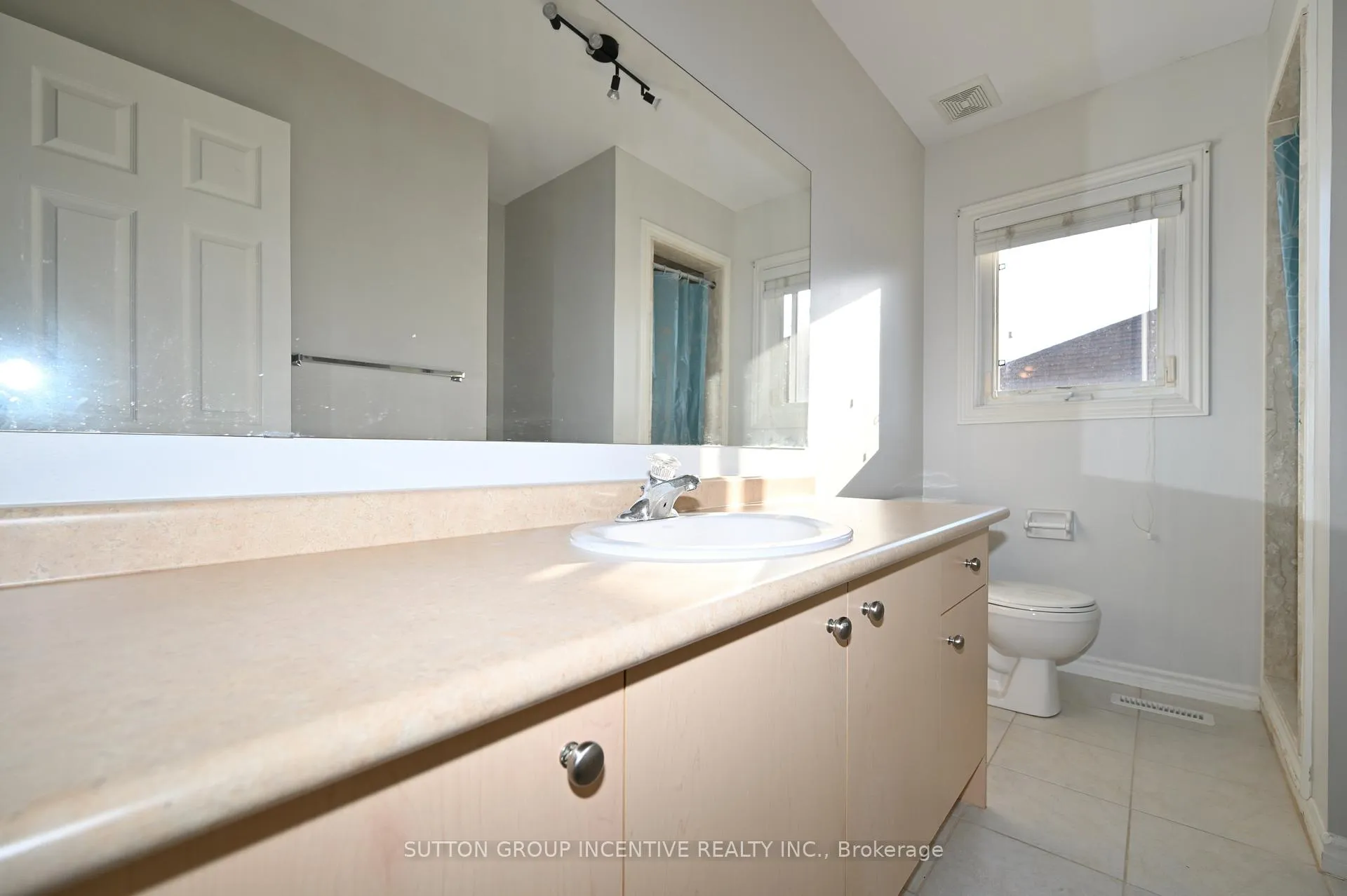 Photo 15 of 28 Silvercreek Crescent, Barrie, Ardagh — HOMEH