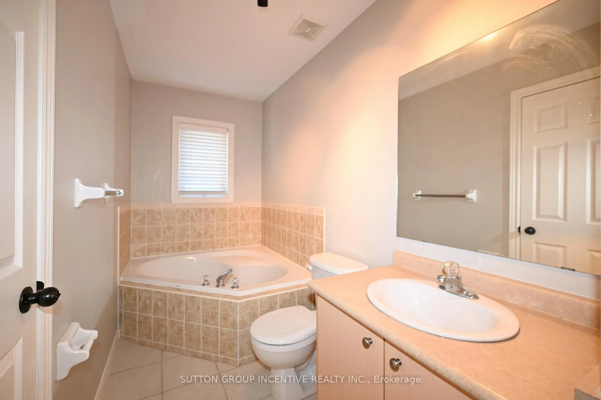 Photo 19 of 28 Silvercreek Crescent, Barrie, Ardagh — HOMEH